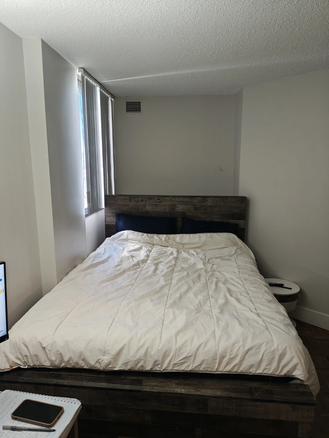 Dereksen Panel Bed and box spring (queen) - photo 4