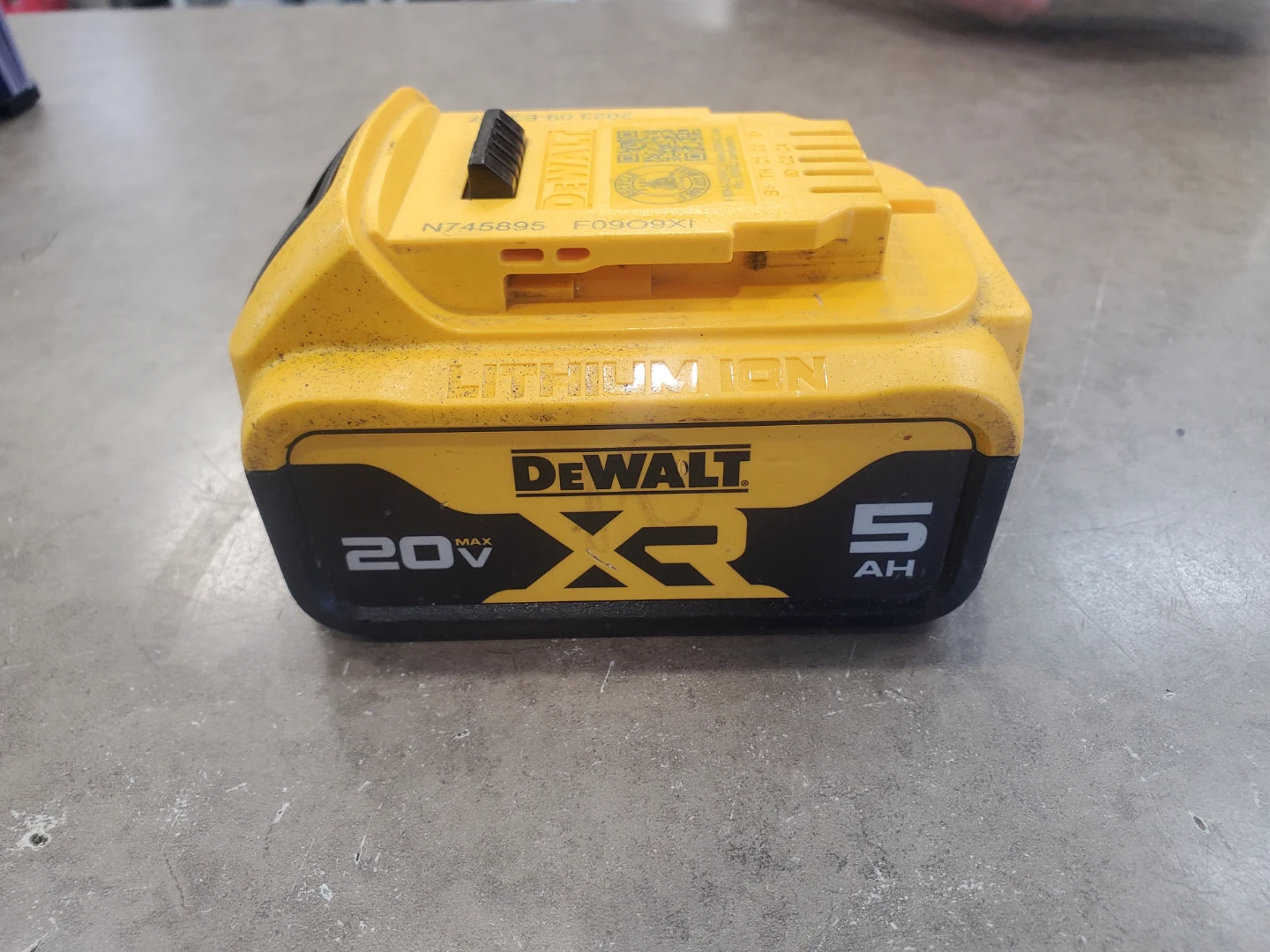 DEWALT 20V MAX XR 5.0 AH Lithium Ion Battery