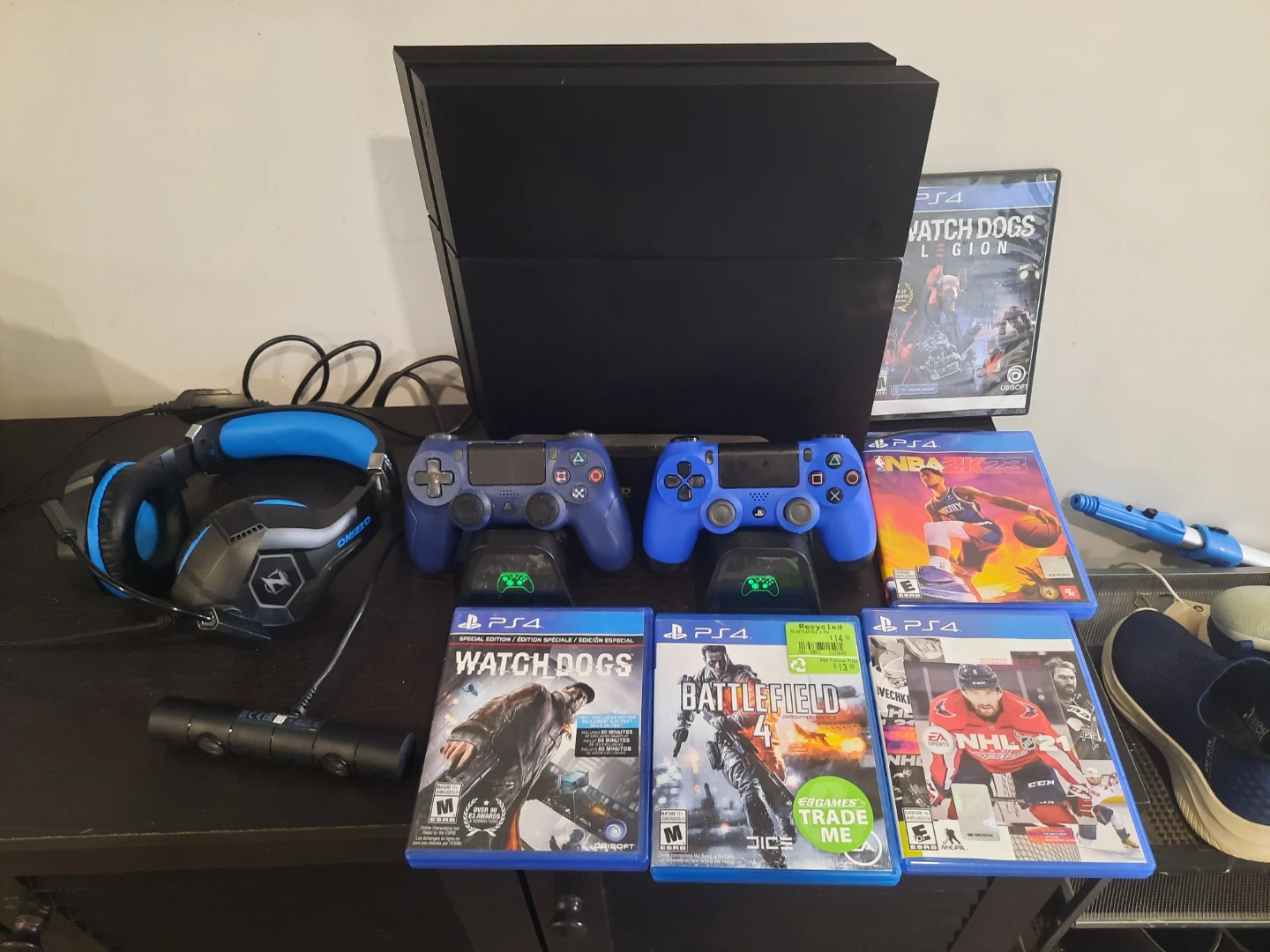 PS4 Console Bundle with 3 Games and Accessories