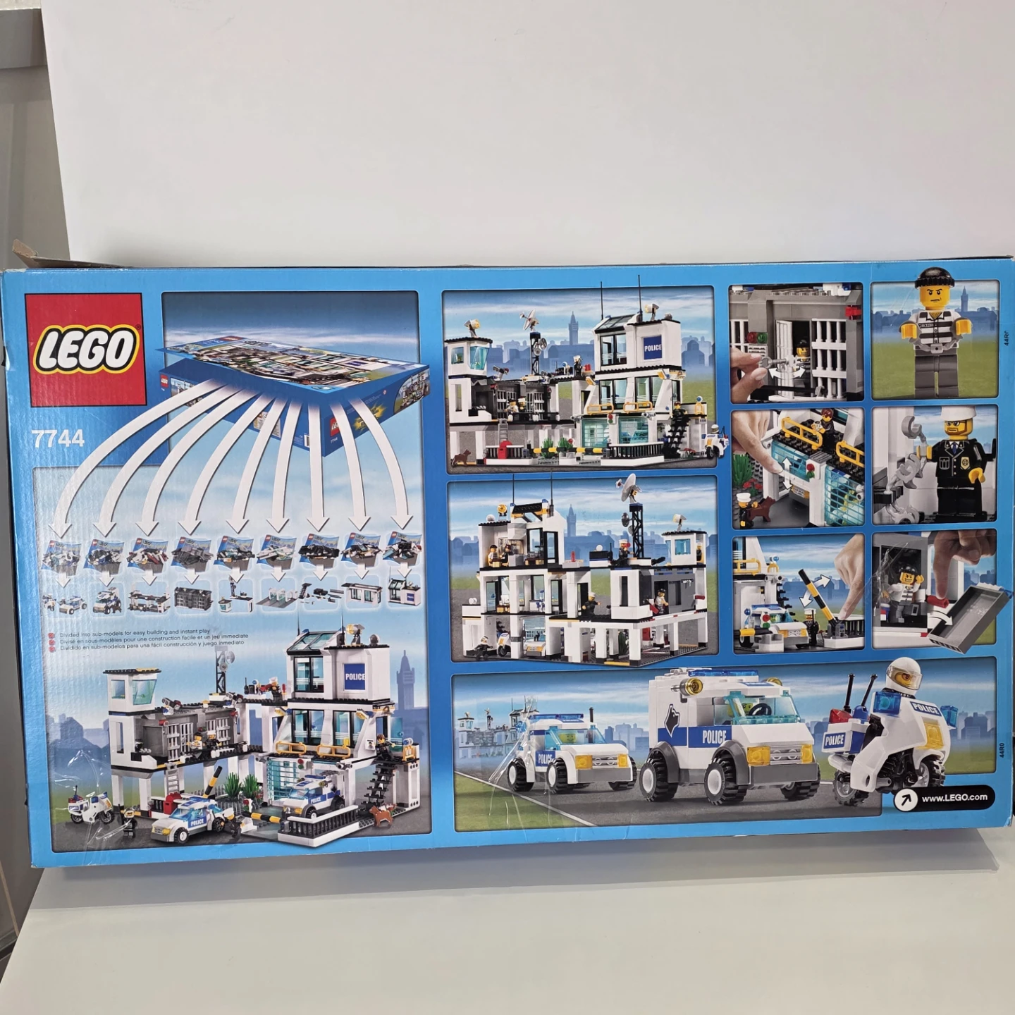 LEGO City Police Headquarters Set 7744 - photo 2