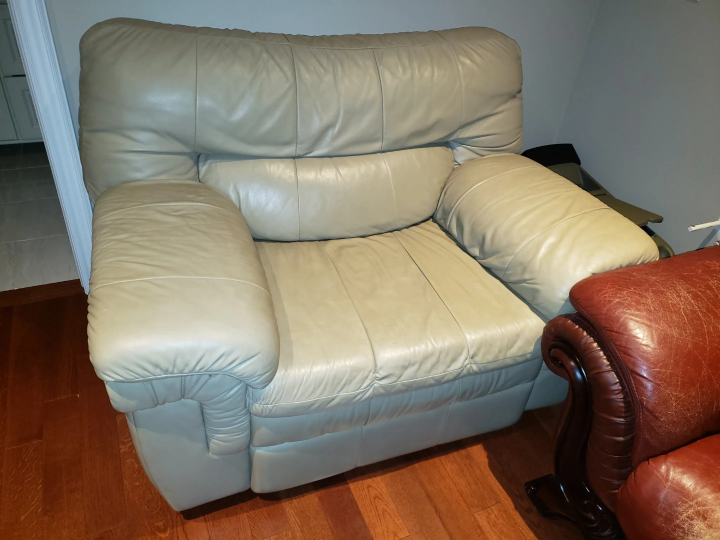Cream Leather Recliner Chair - photo 2