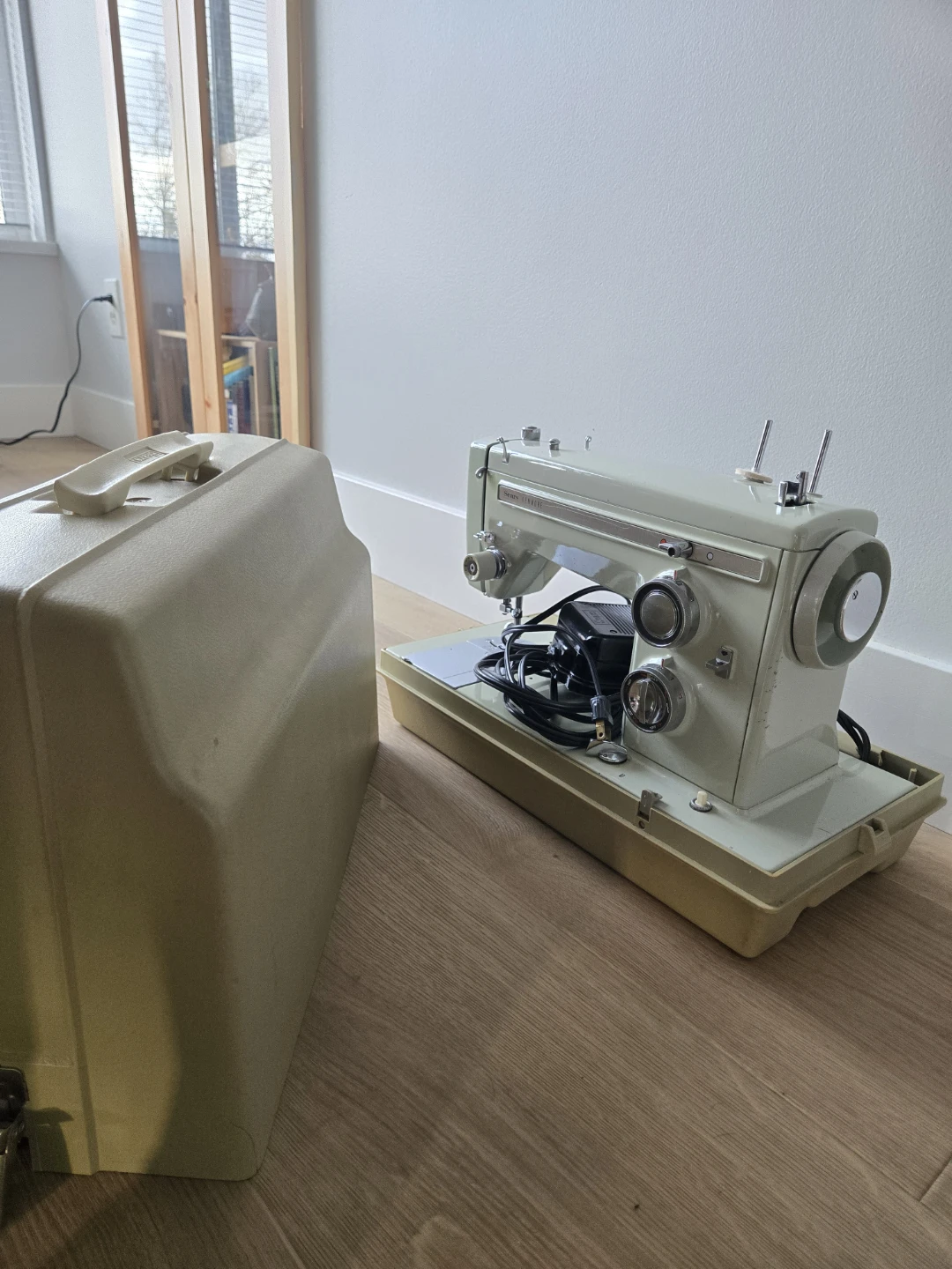 VINTAGE Sears Kenmore Sewing Machine with Case 🥕