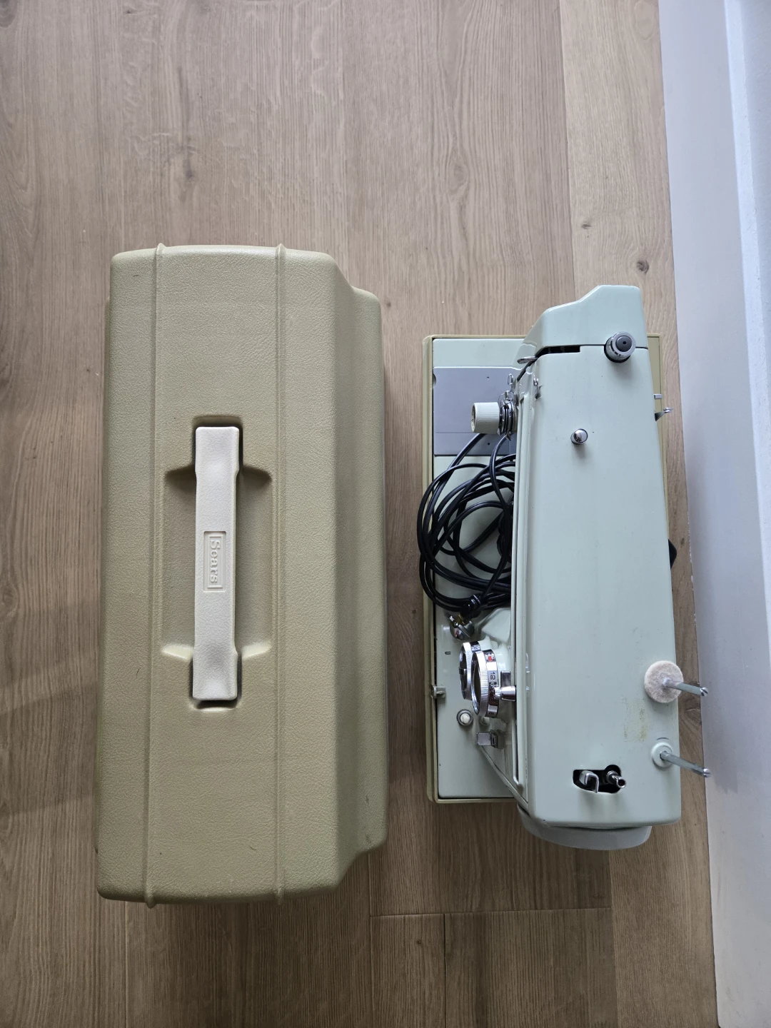VINTAGE Sears Kenmore Sewing Machine with Case 🥕 - photo 3