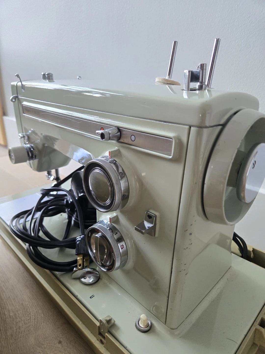 VINTAGE Sears Kenmore Sewing Machine with Case 🥕 - photo 4