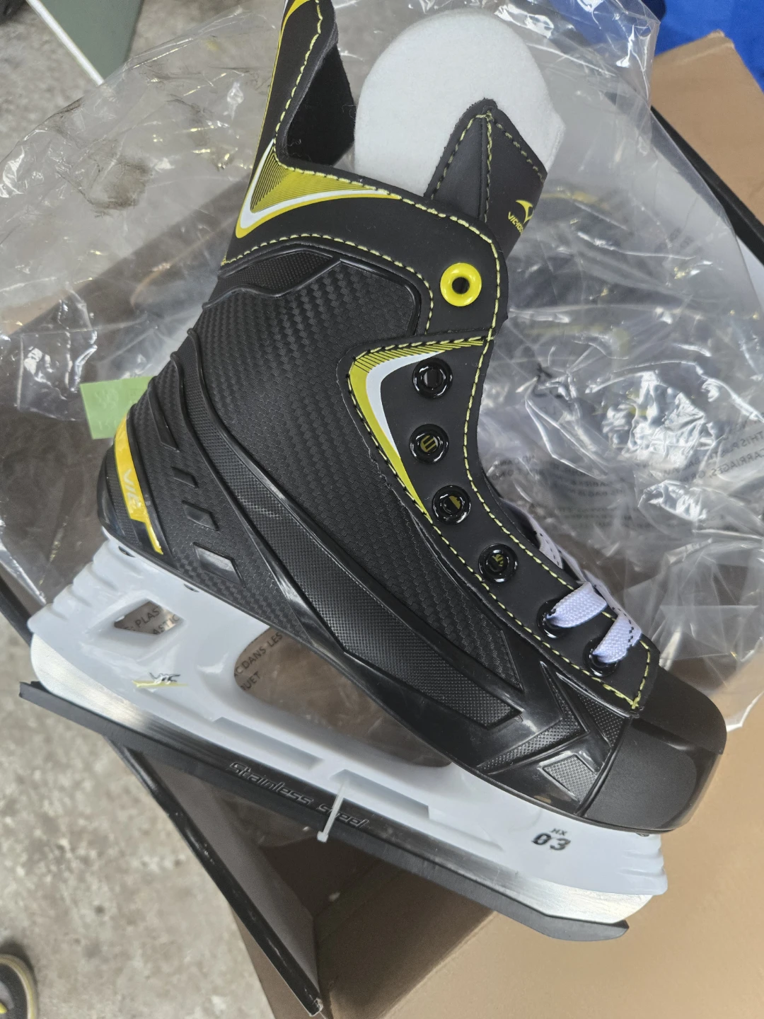 New Skates Youth Size 5 Black