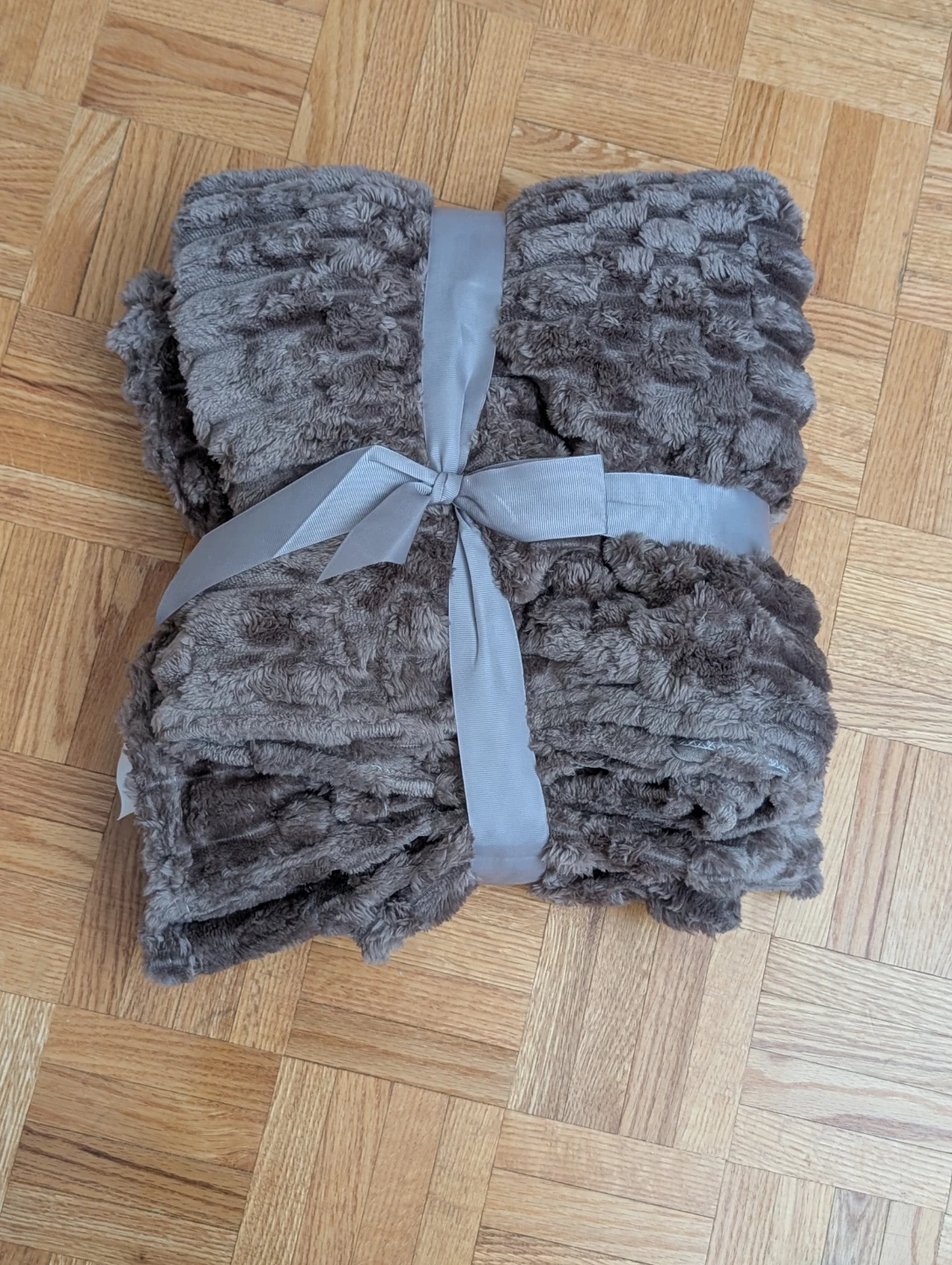 Fluffery Grey Faux Fur Throw Blanket - photo 2