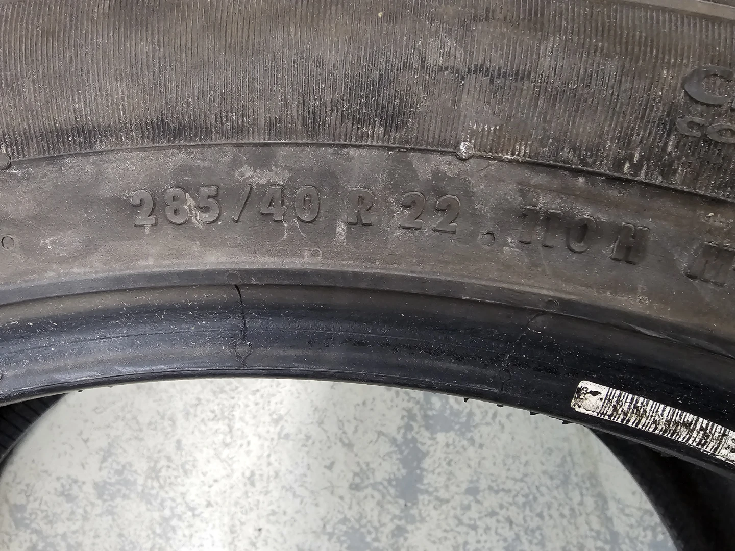 285/40 R22 CONTINENTAL ALL SEASON TIRES (2 ONLY) - photo 2