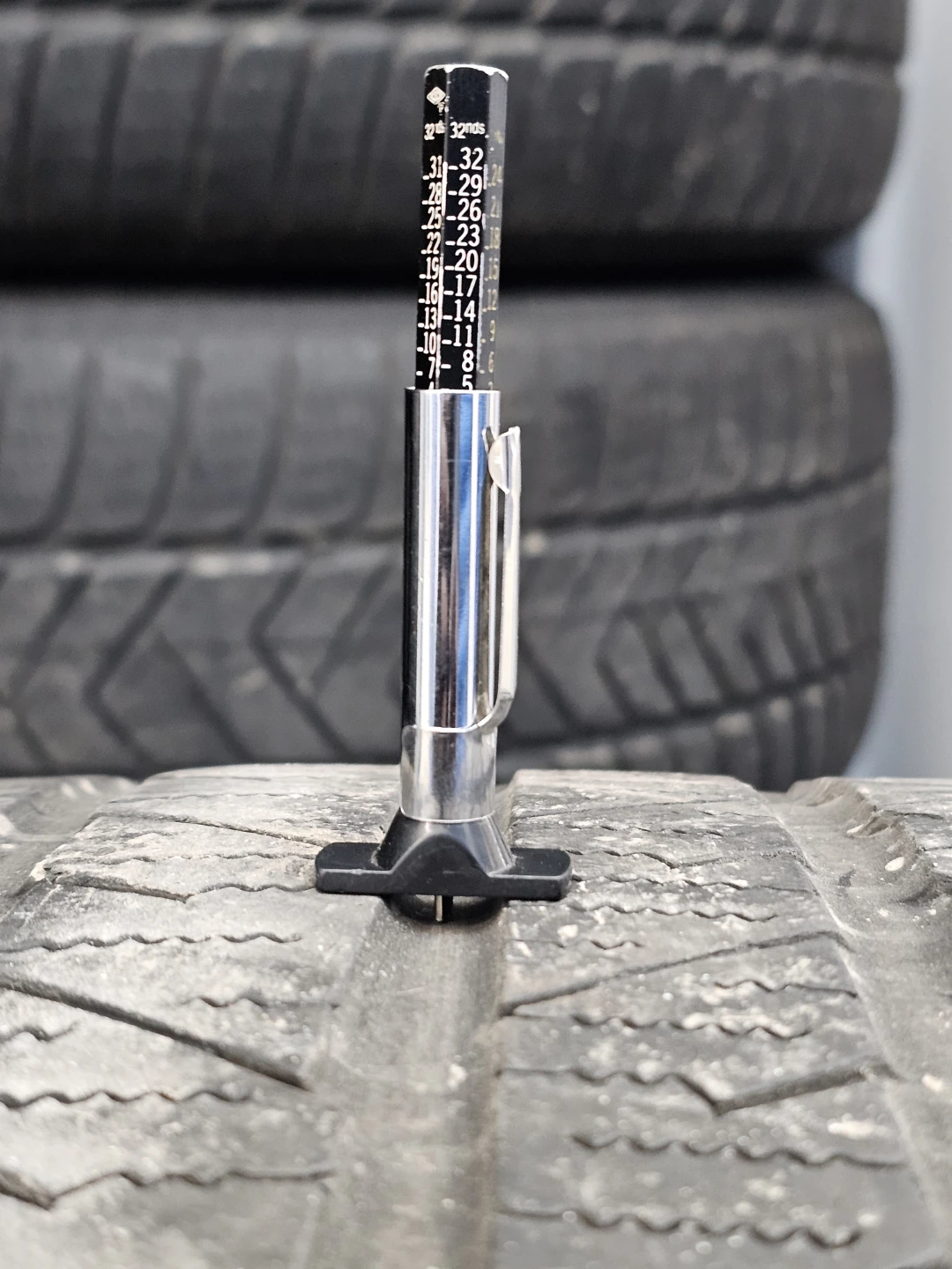285/40 R22 CONTINENTAL ALL SEASON TIRES (2 ONLY) - photo 5