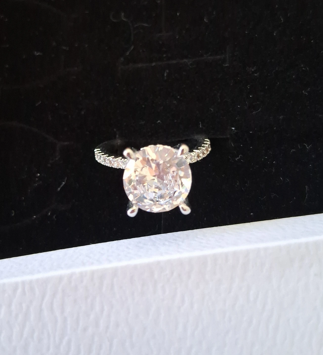 Sparkling Ring with Large Center Stone🧡
