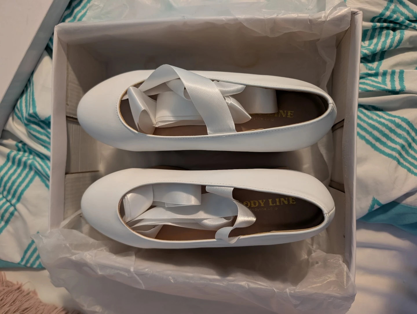 White Taobao rocking horse shoes with ribbon ties