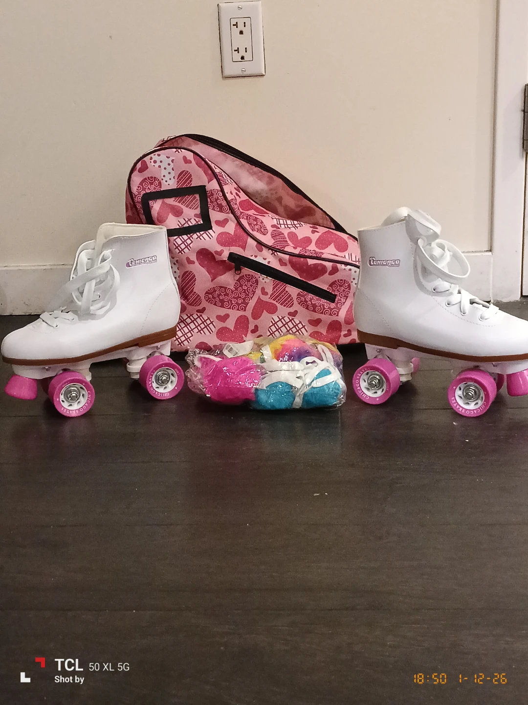 Chicago Skates White Roller Skates with Pink Wheels accessories