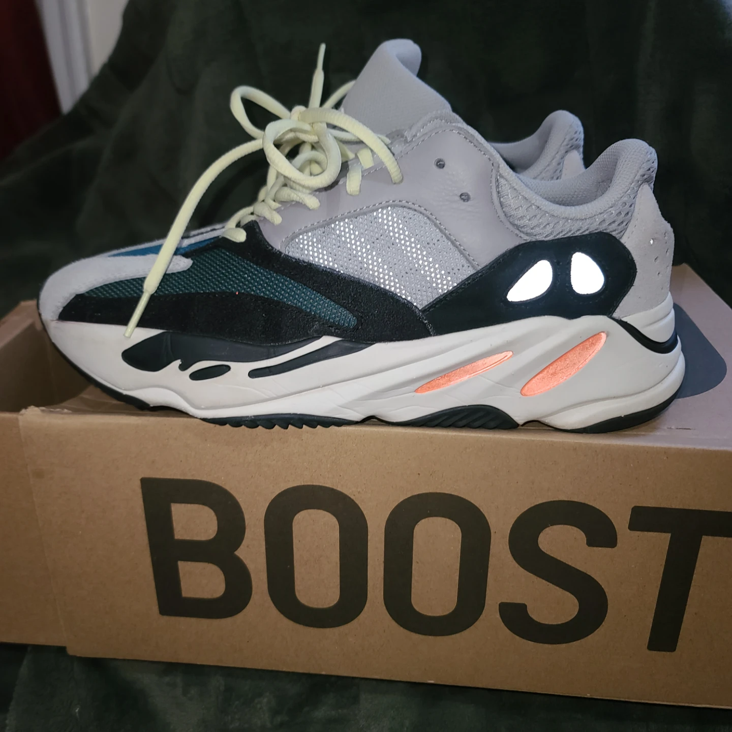 Adidas Yeezy Boost 700 V2 Vanta SZ 10