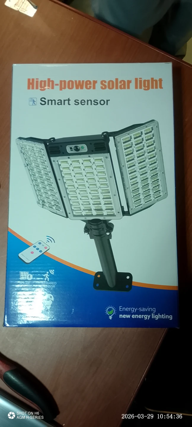 560 LEAd High-Power Solar Light with Smart Sensor and Remote