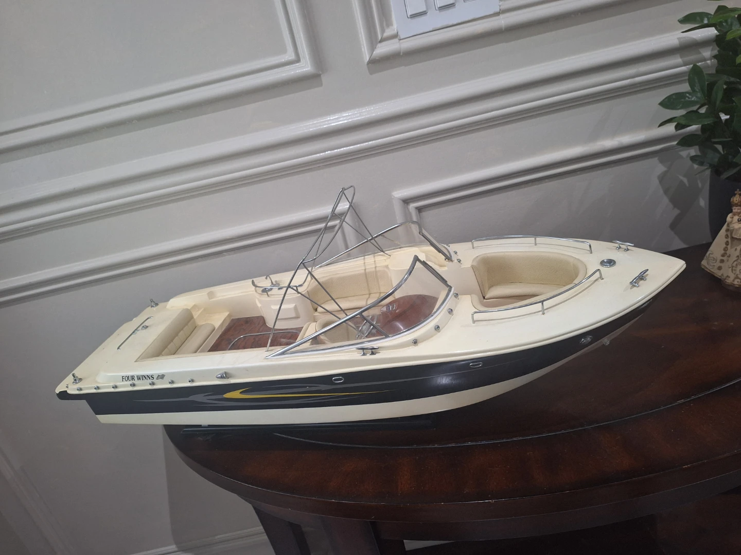 Four Winns Model Boat - photo 2
