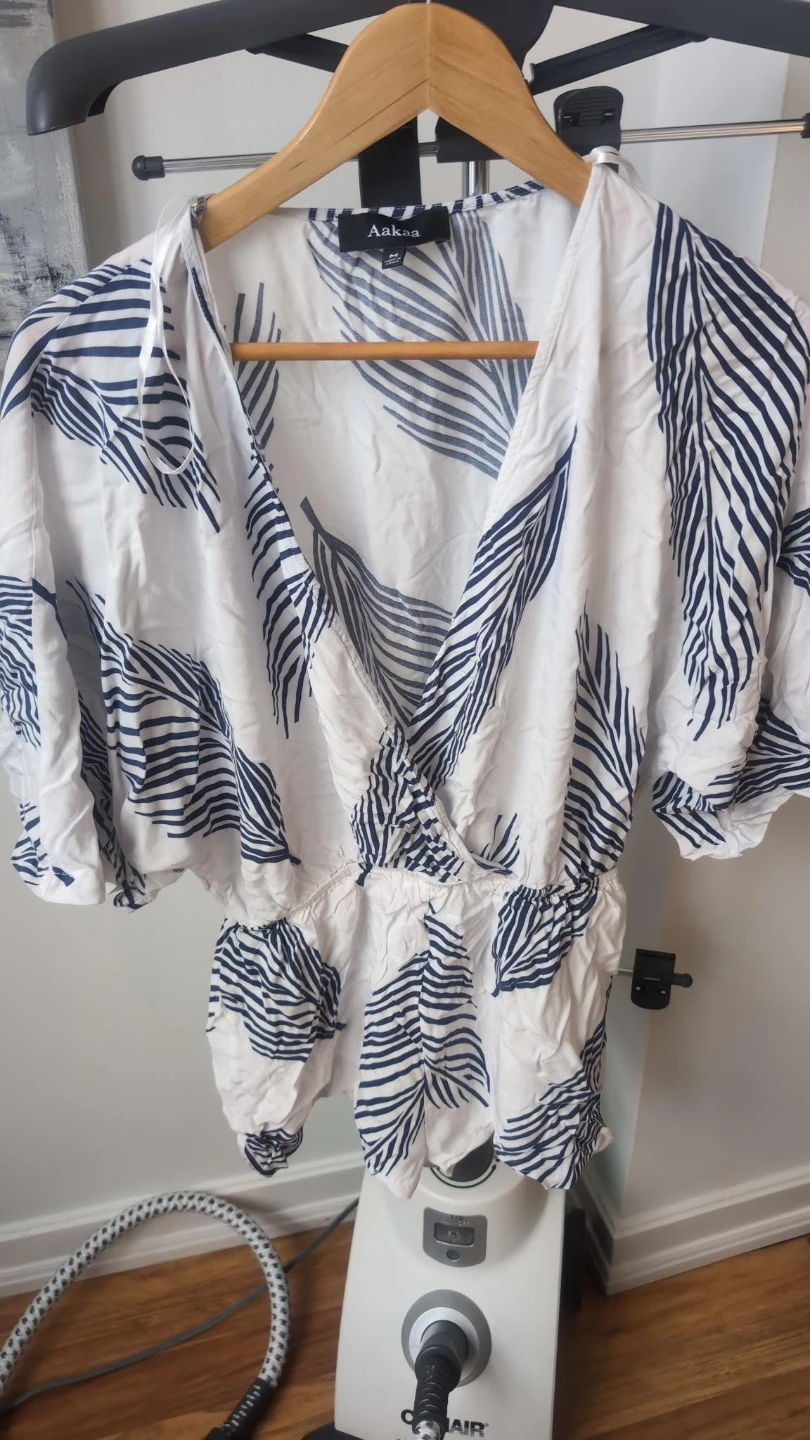 Aakaa White & Navy Leaf Top Size M