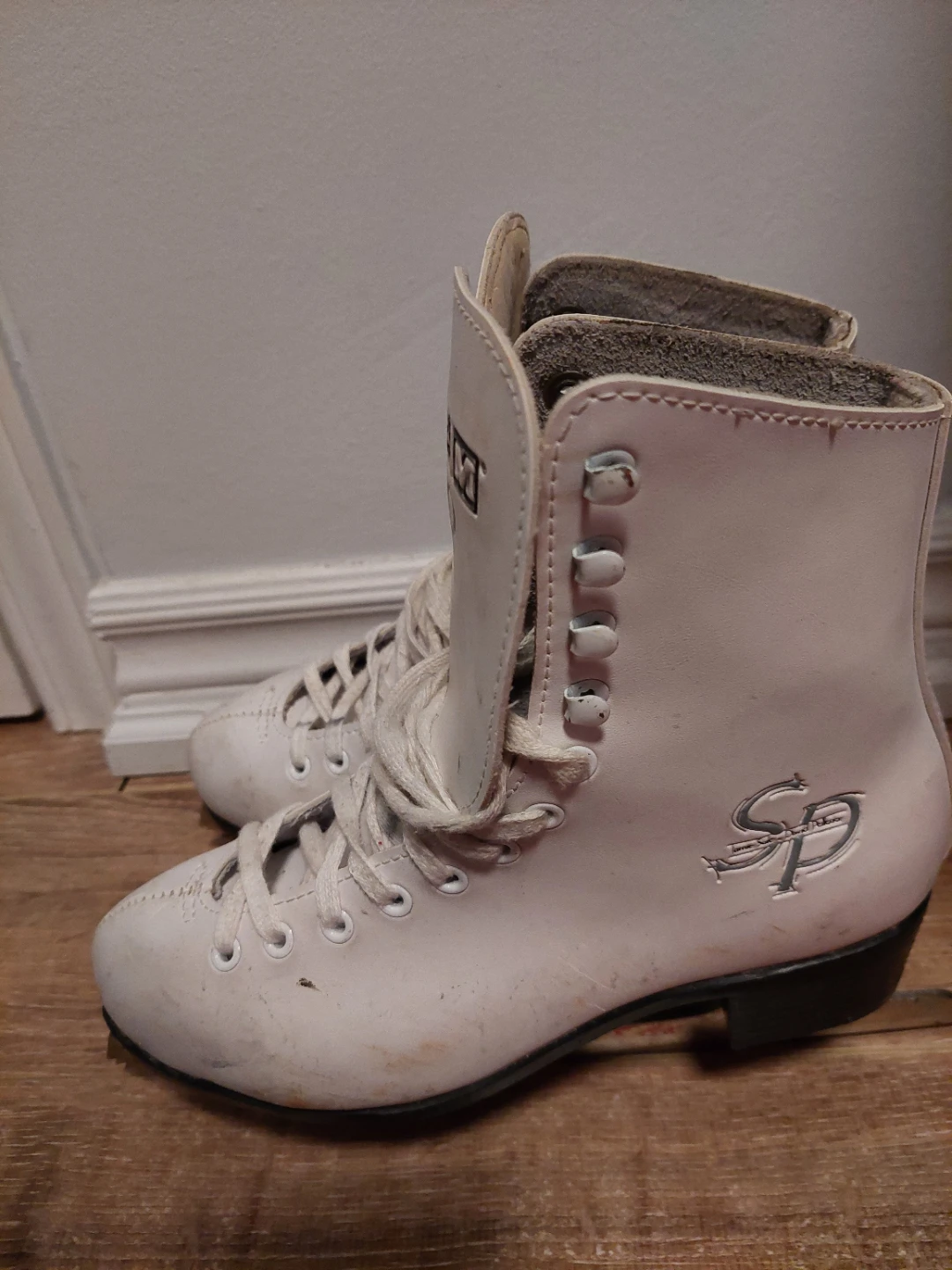 ccm women Figure Skates Size 5 - photo 2