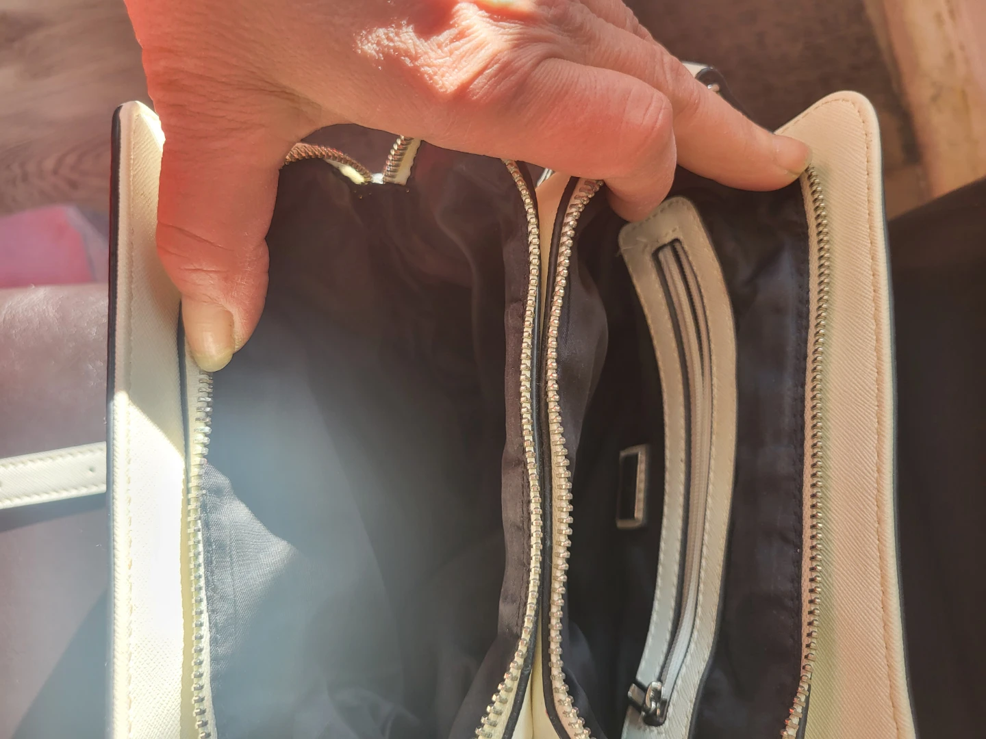 GUESS Los Angeles White Crossbody Bag - photo 2