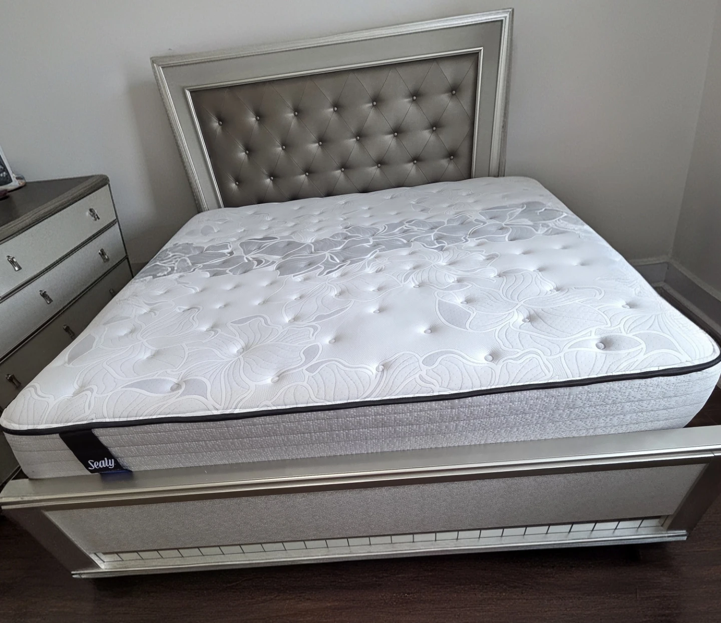 King size Sealy Mattress with mattress protector - photo 5