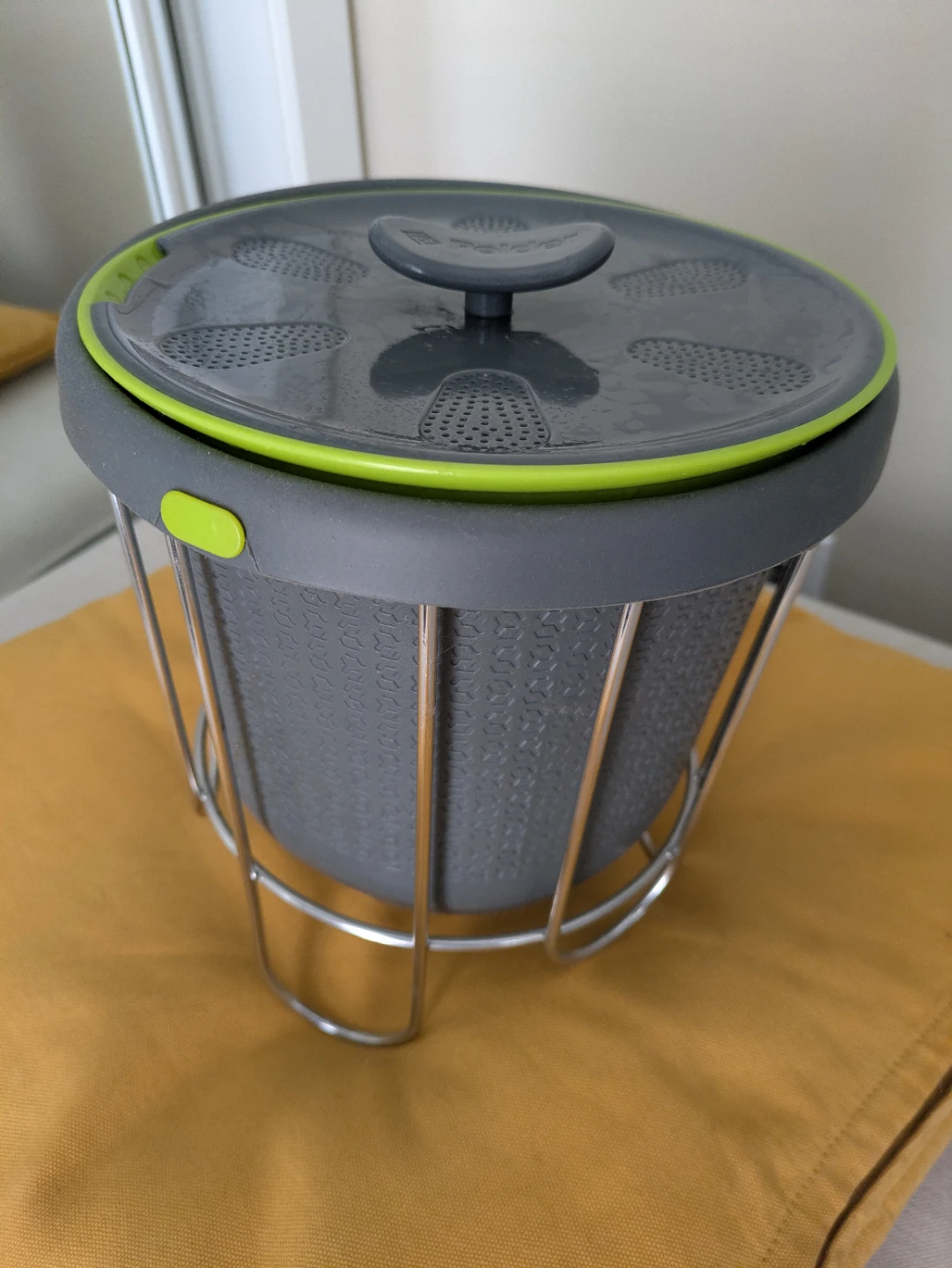 Polder compost bin