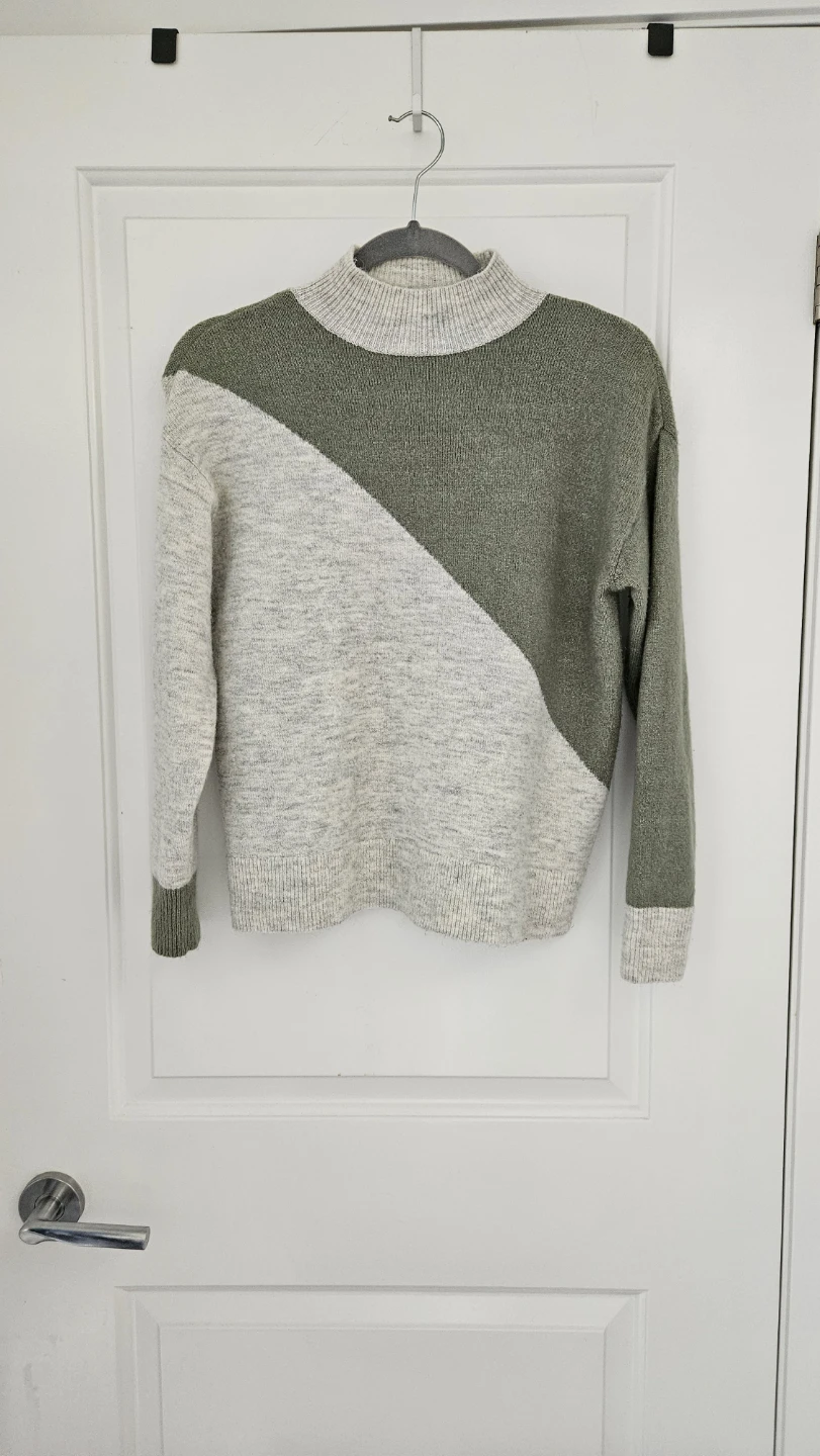 Reitmans Women's Mock Neck Sweater - Size Small
