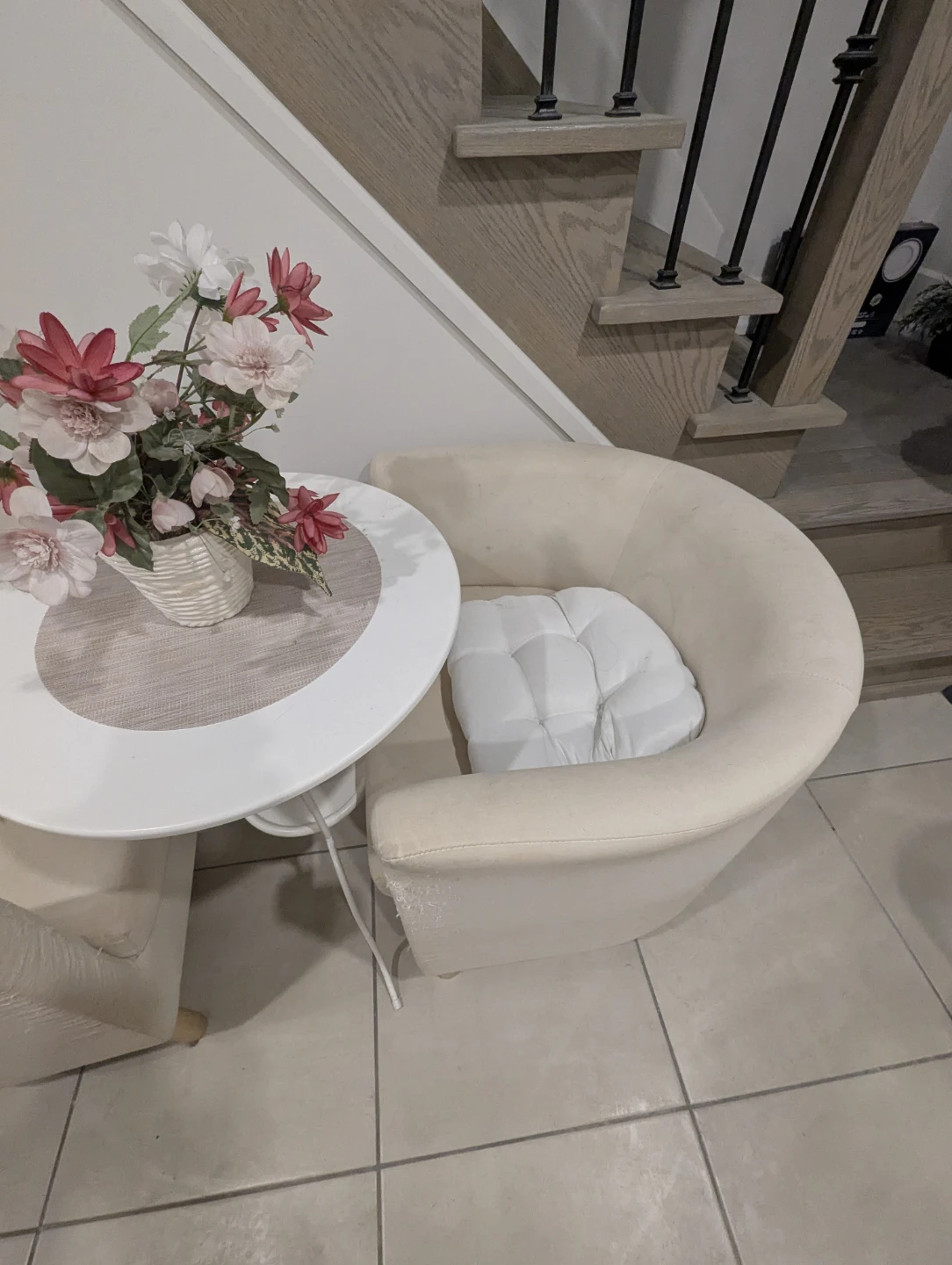 Cream Upholstered Accent Chair - photo 2