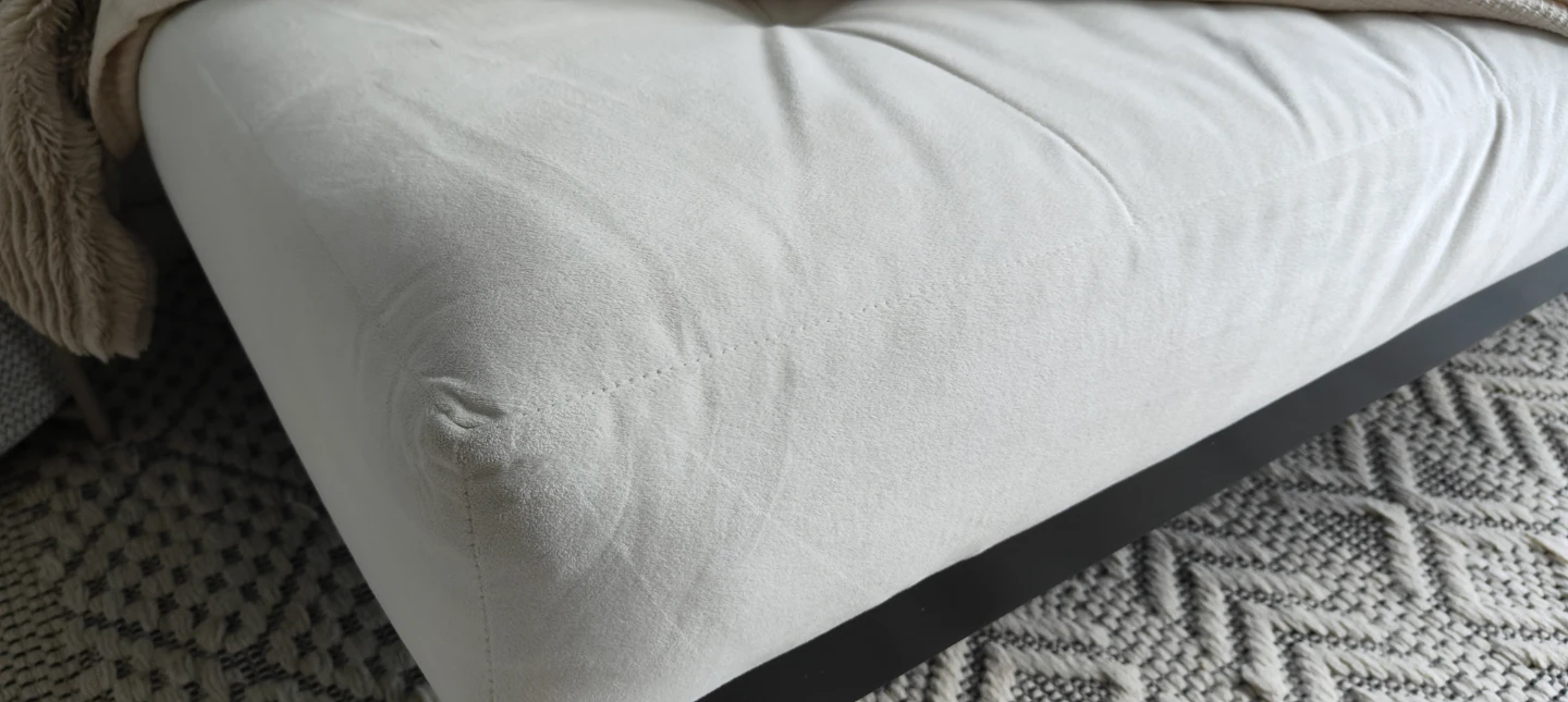 Cream day bed with solid wood legs - photo 2