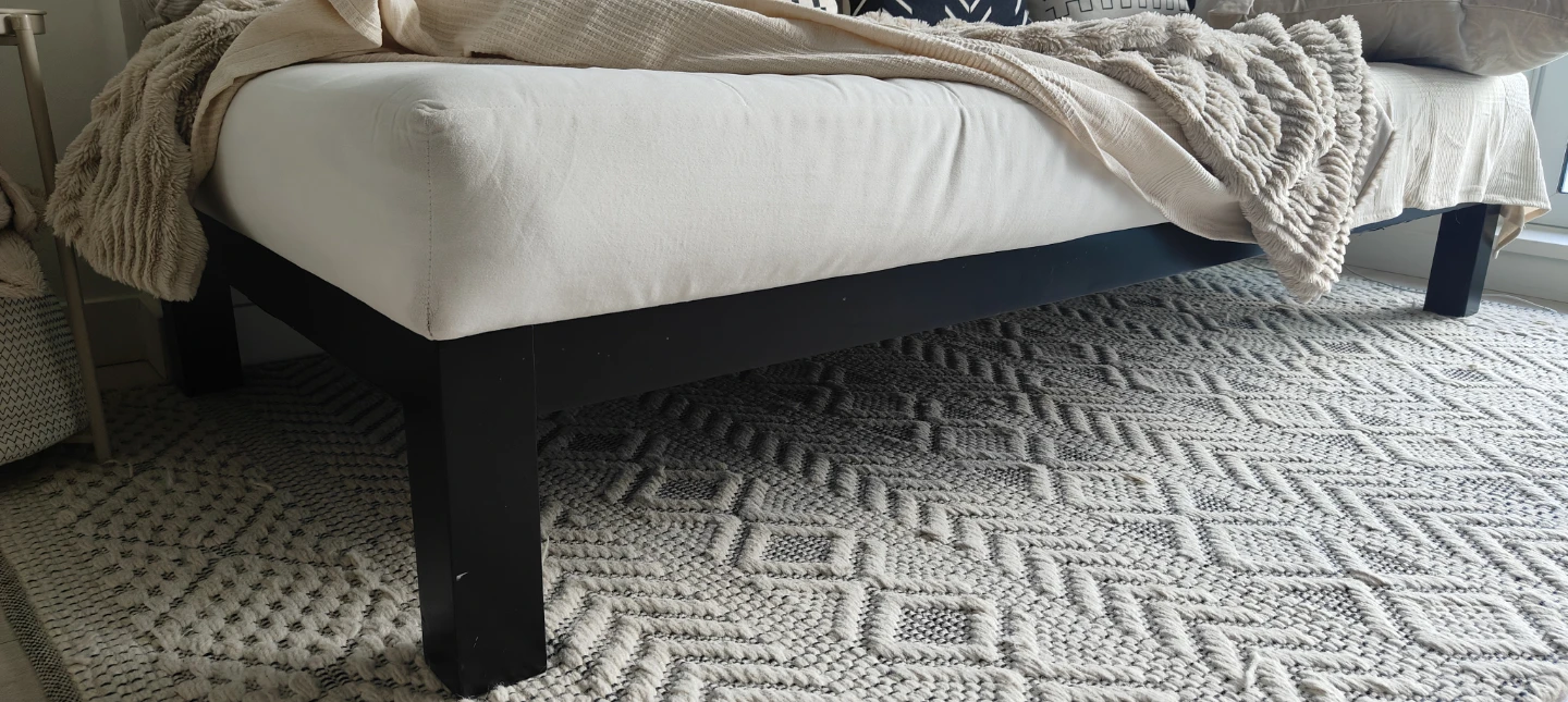 Cream day bed with solid wood legs - photo 3