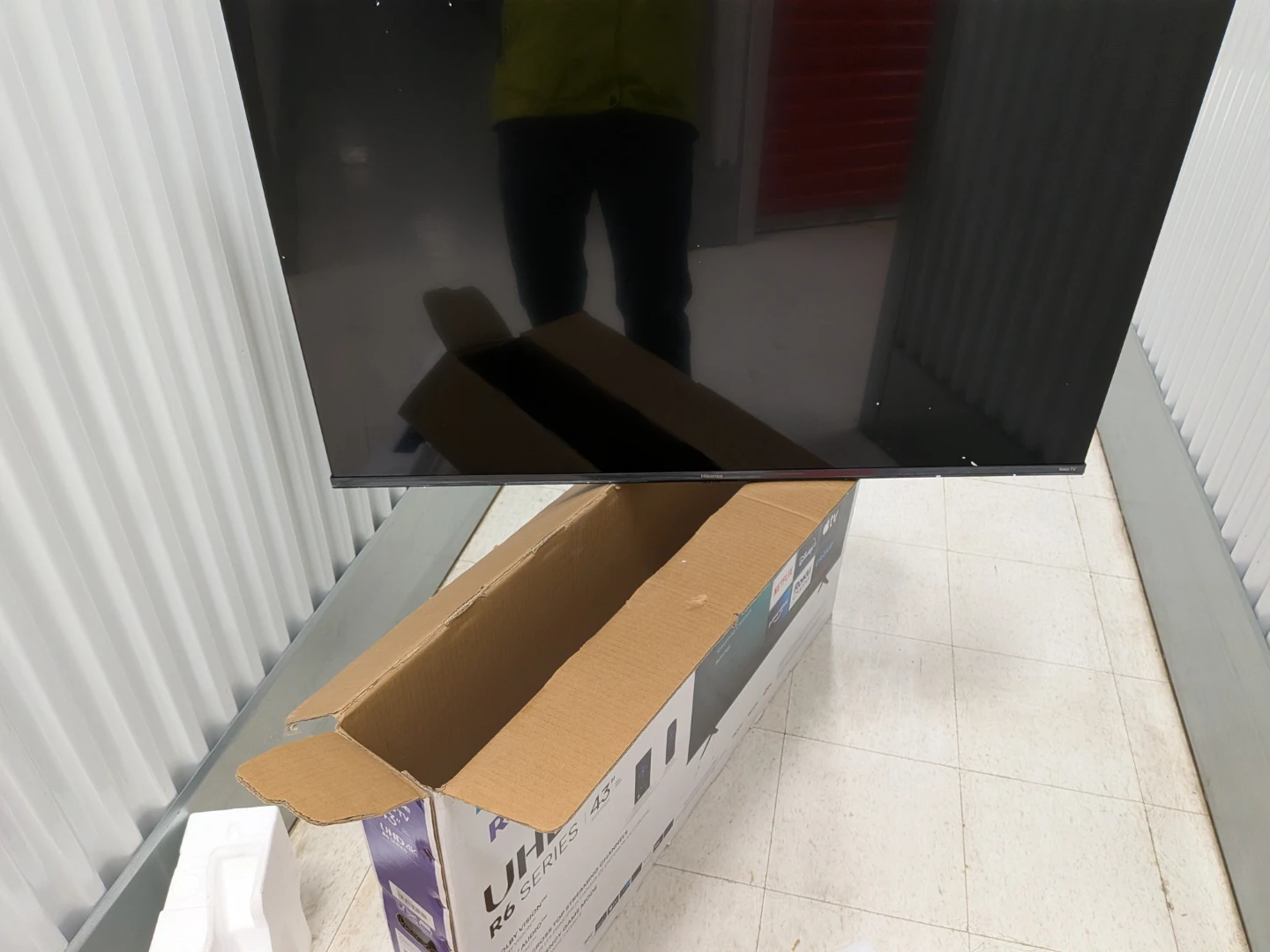 Hisense Roku TV 43" UHD 4K R6 Series