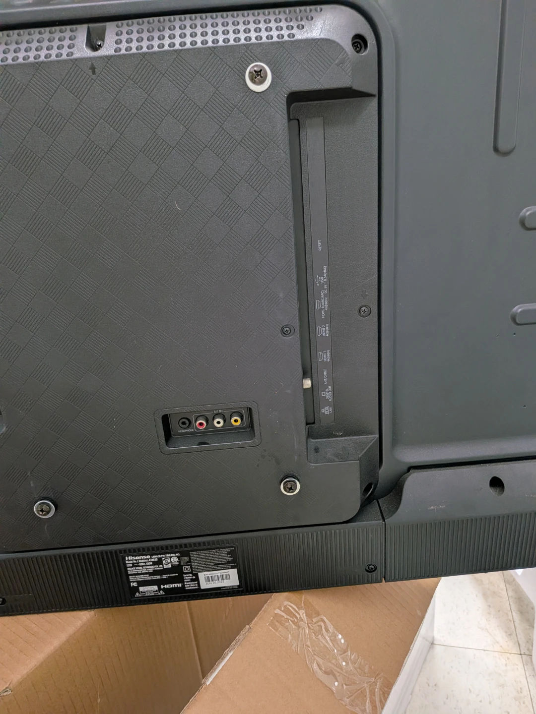 Hisense Roku TV 43" UHD 4K R6 Series - photo 2