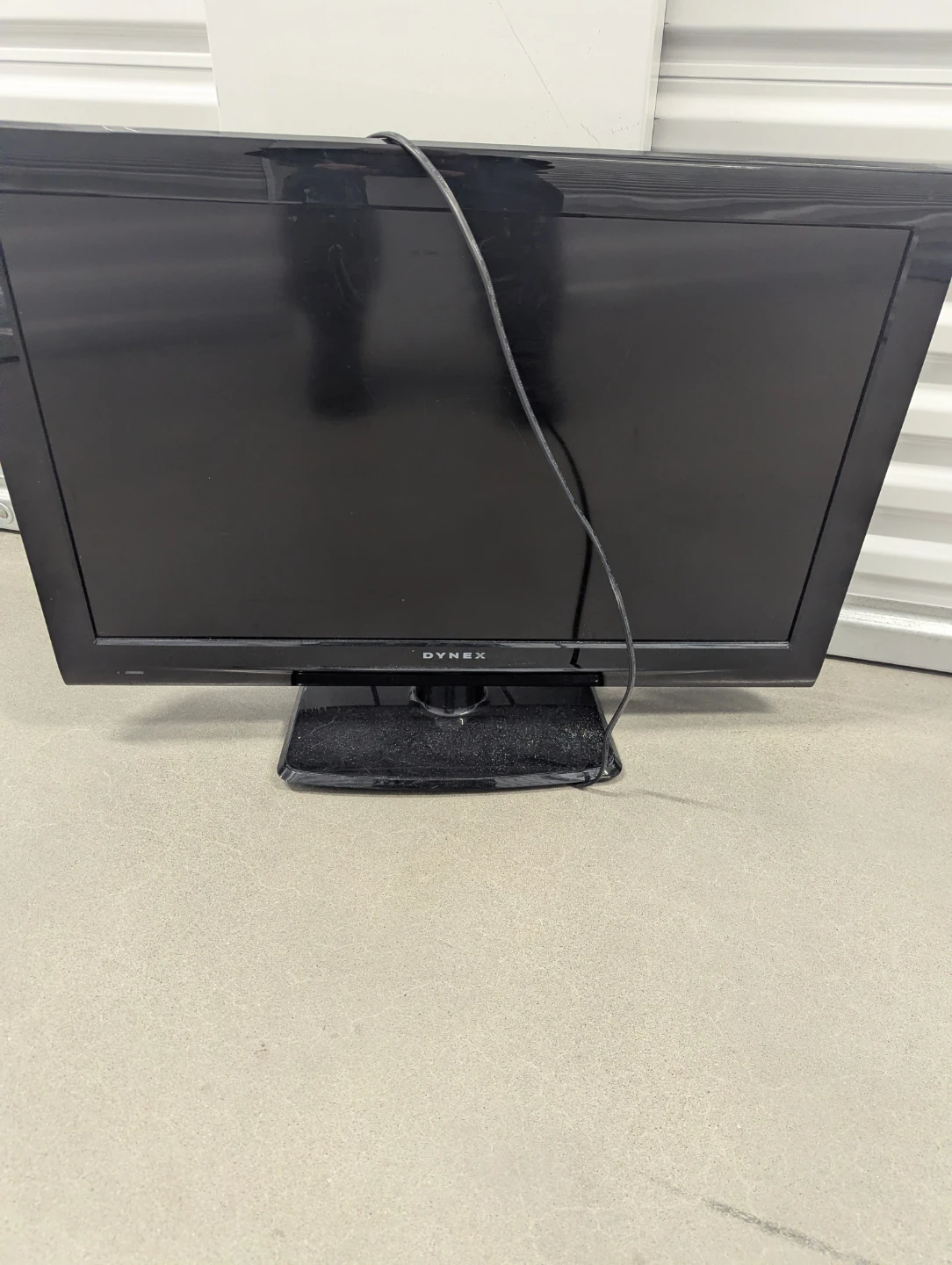 Dynex 32" LCD TV - photo 2
