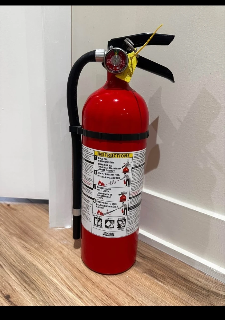 Fire Extinguisher in Good condition never used - photo 2