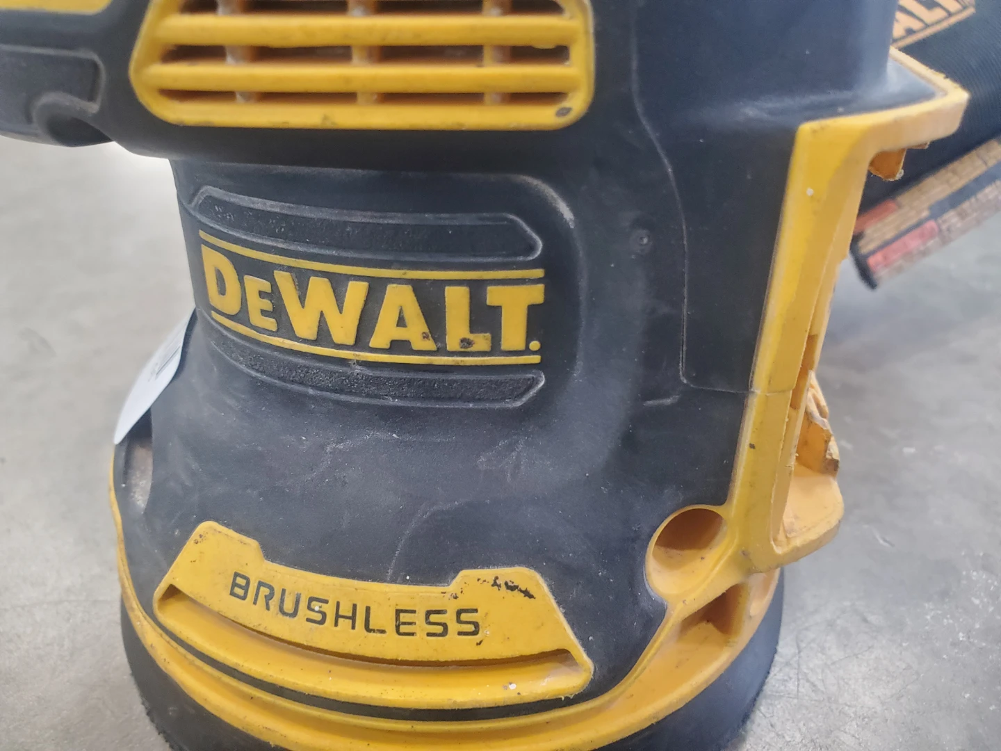 DeWalt 20V XR Brushless Cordless Orbital Sander - photo 2