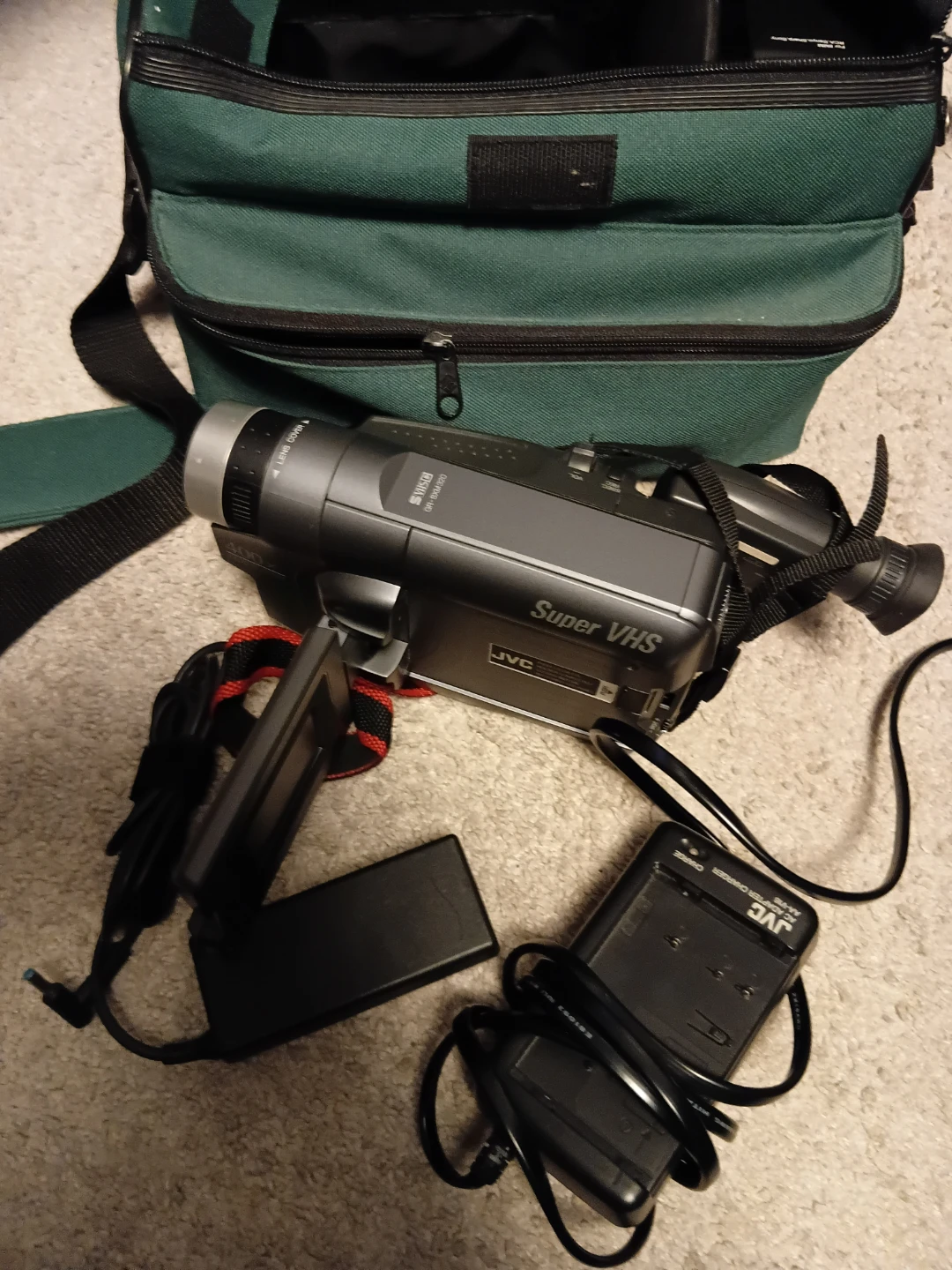 JVC Super VHS GR-BXM320 Camcorder with Bag and Accessories