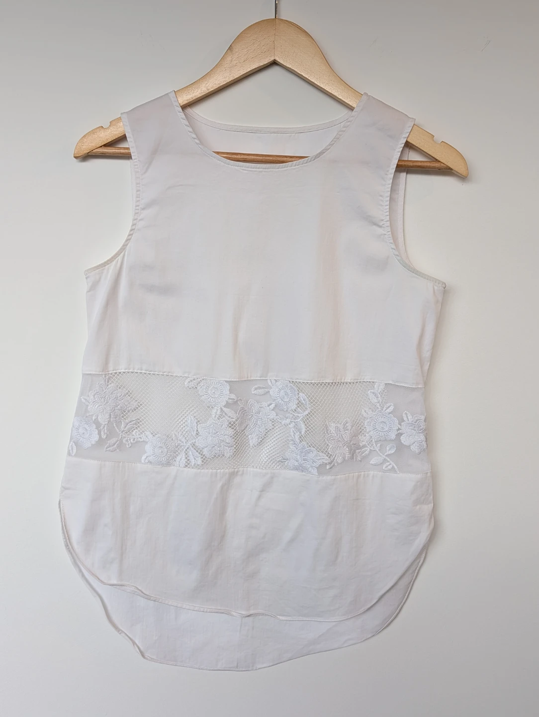 White Sleeveless Top with Floral Lace Detail - photo 2