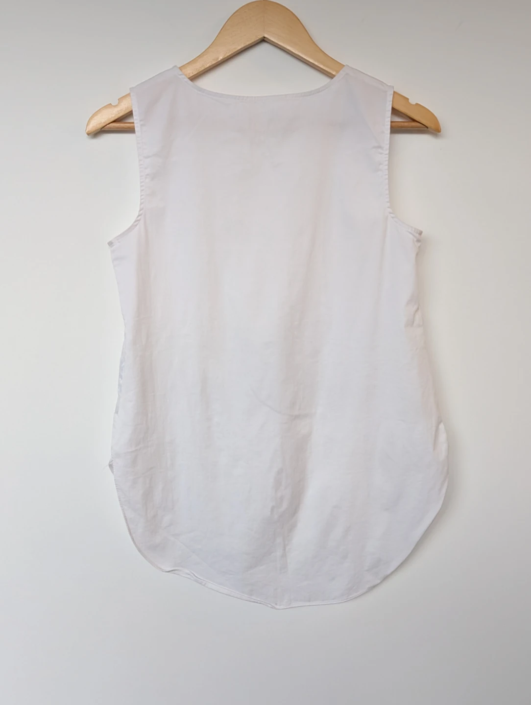 White Sleeveless Top with Floral Lace Detail - photo 3