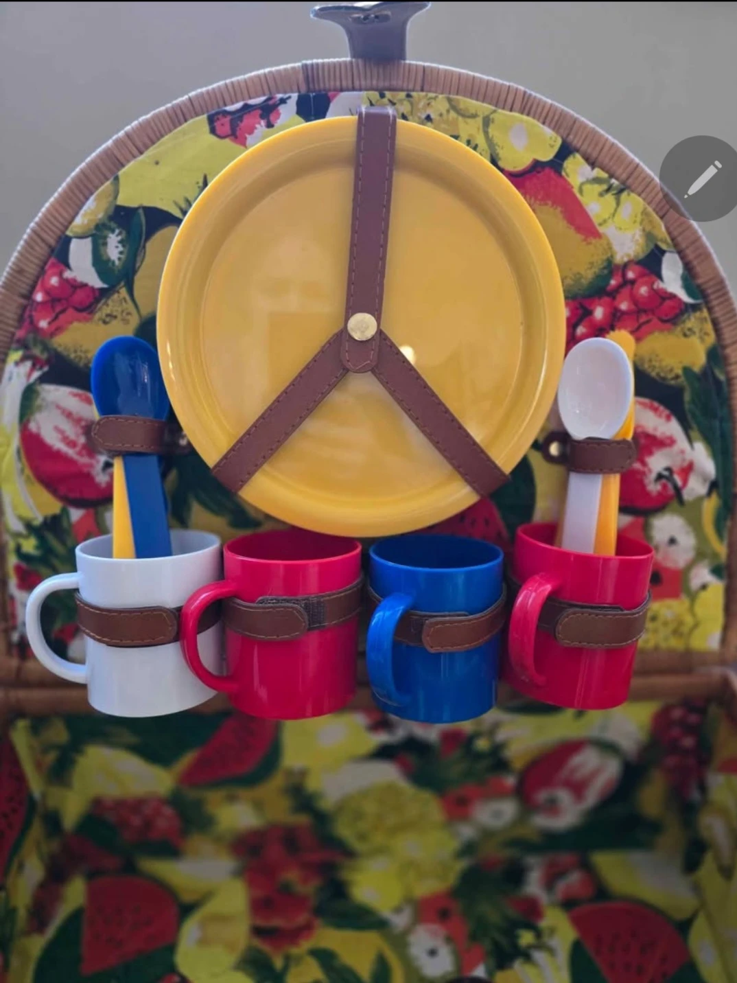 Vintage Picnic Basket Set with Cups and Plates - photo 2