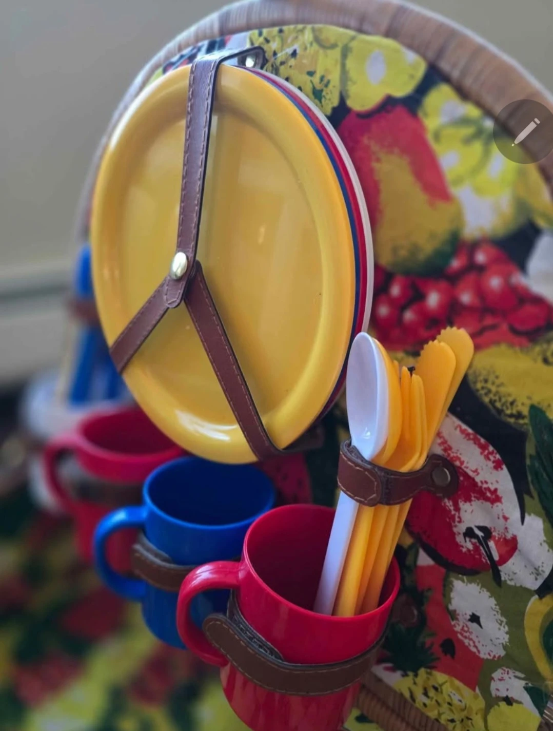 Vintage Picnic Basket Set with Cups and Plates - photo 3