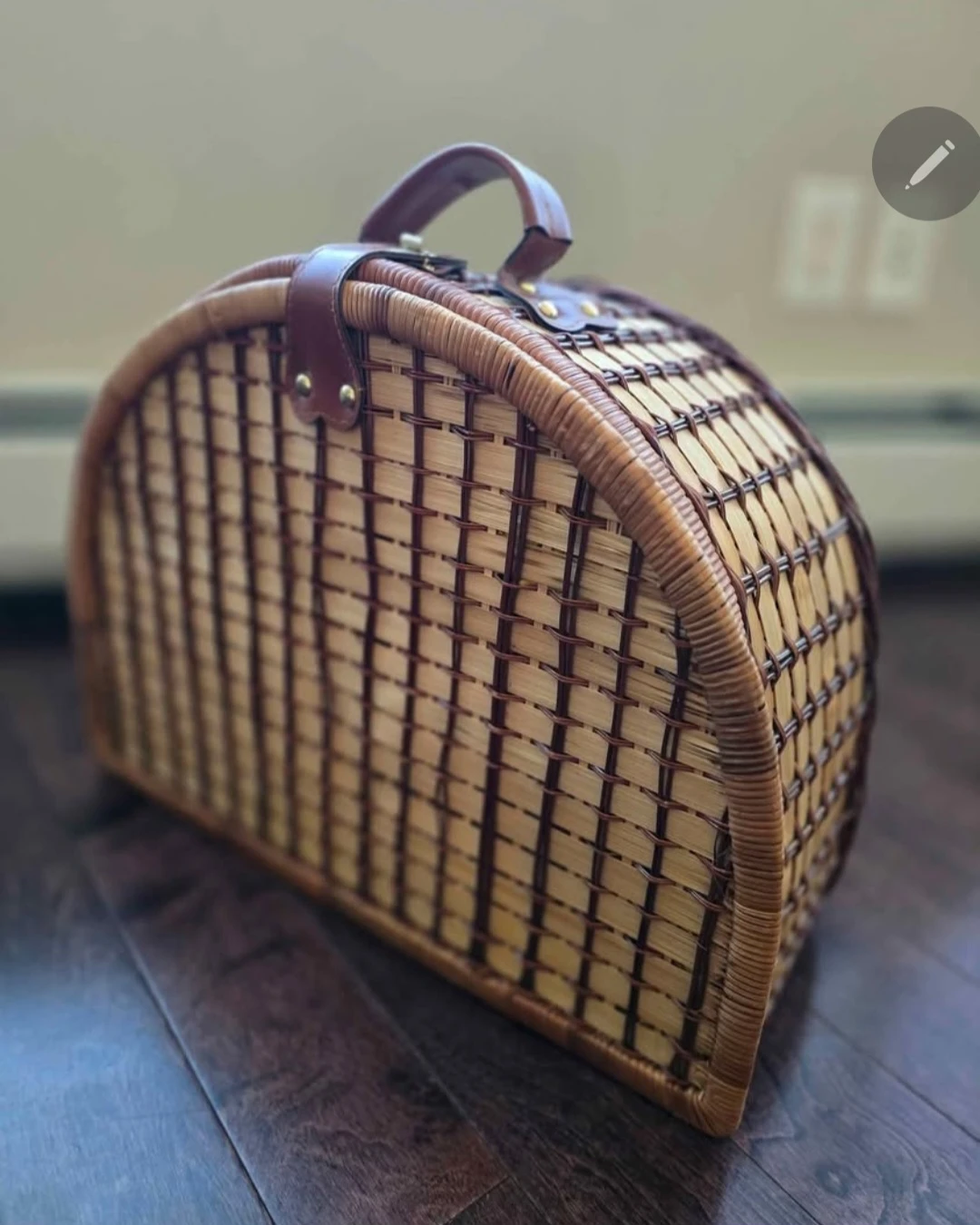 Vintage Picnic Basket Set with Cups and Plates - photo 5