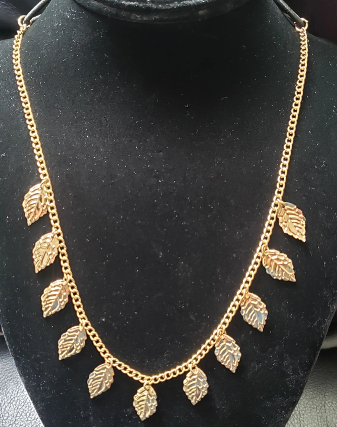Like new Womens Beautiful Necklace Leaf