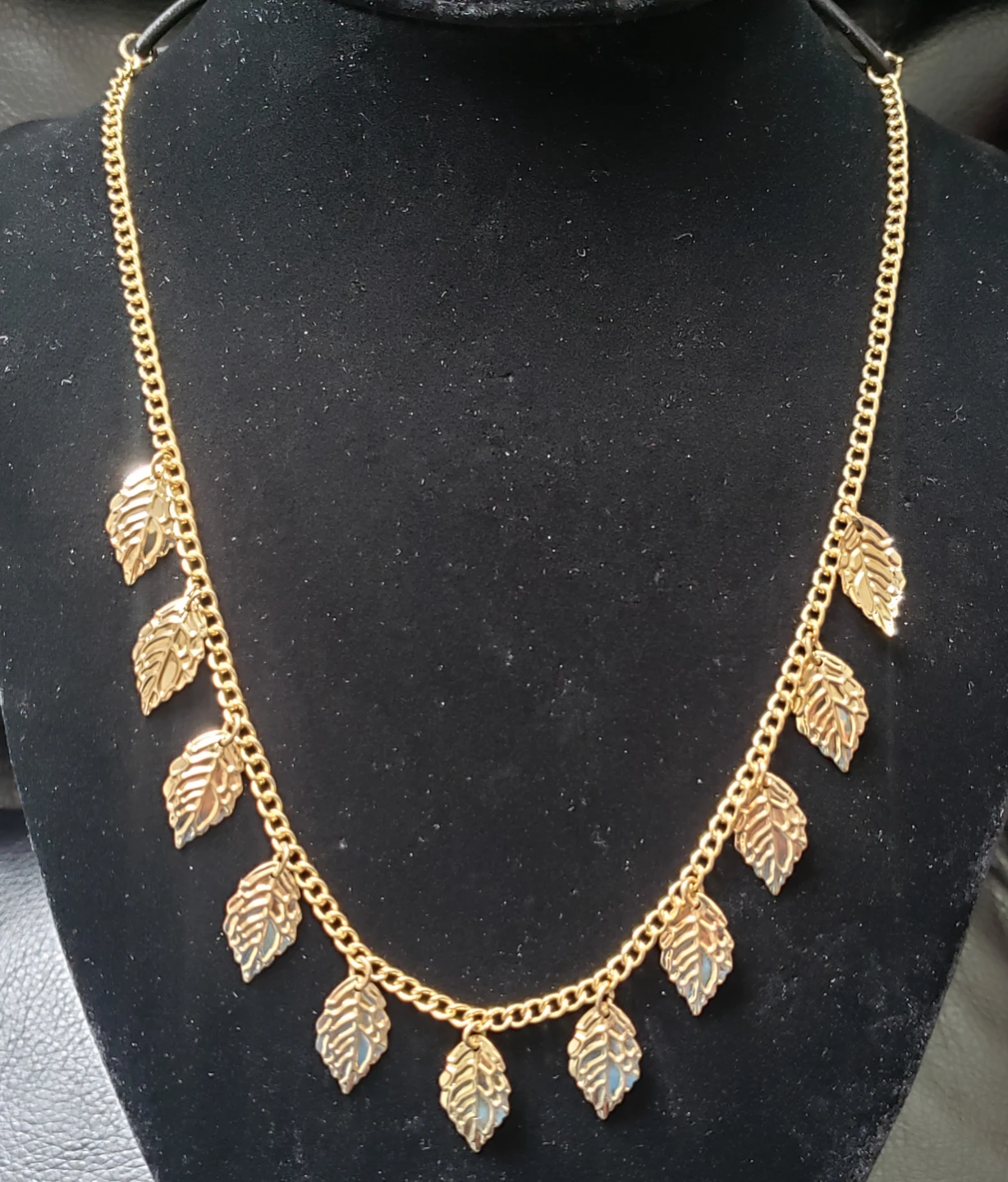 Like new Womens Beautiful Necklace Leaf - photo 2