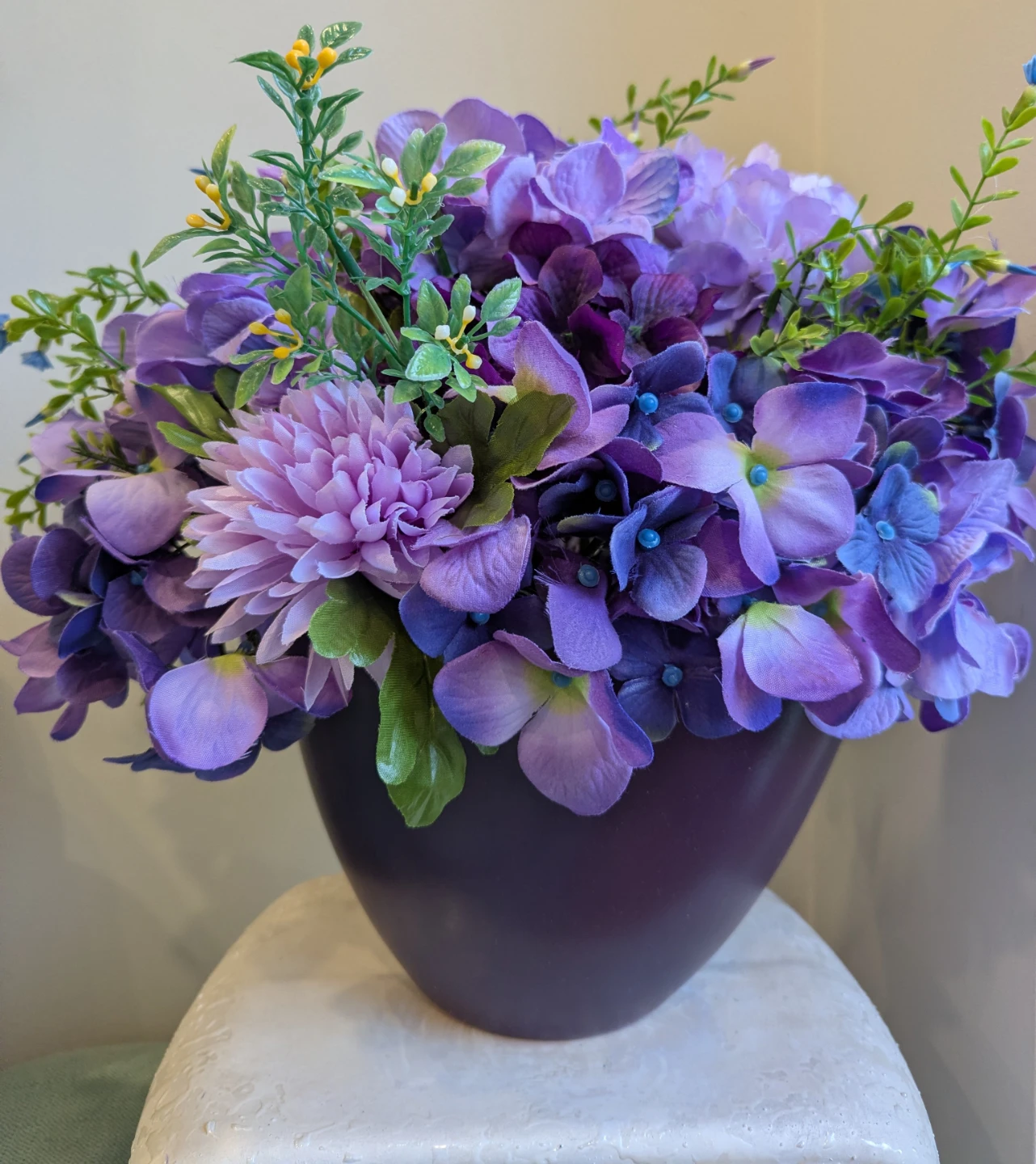 Brand New faux flowers arrang made by a prof. Business. - photo 2