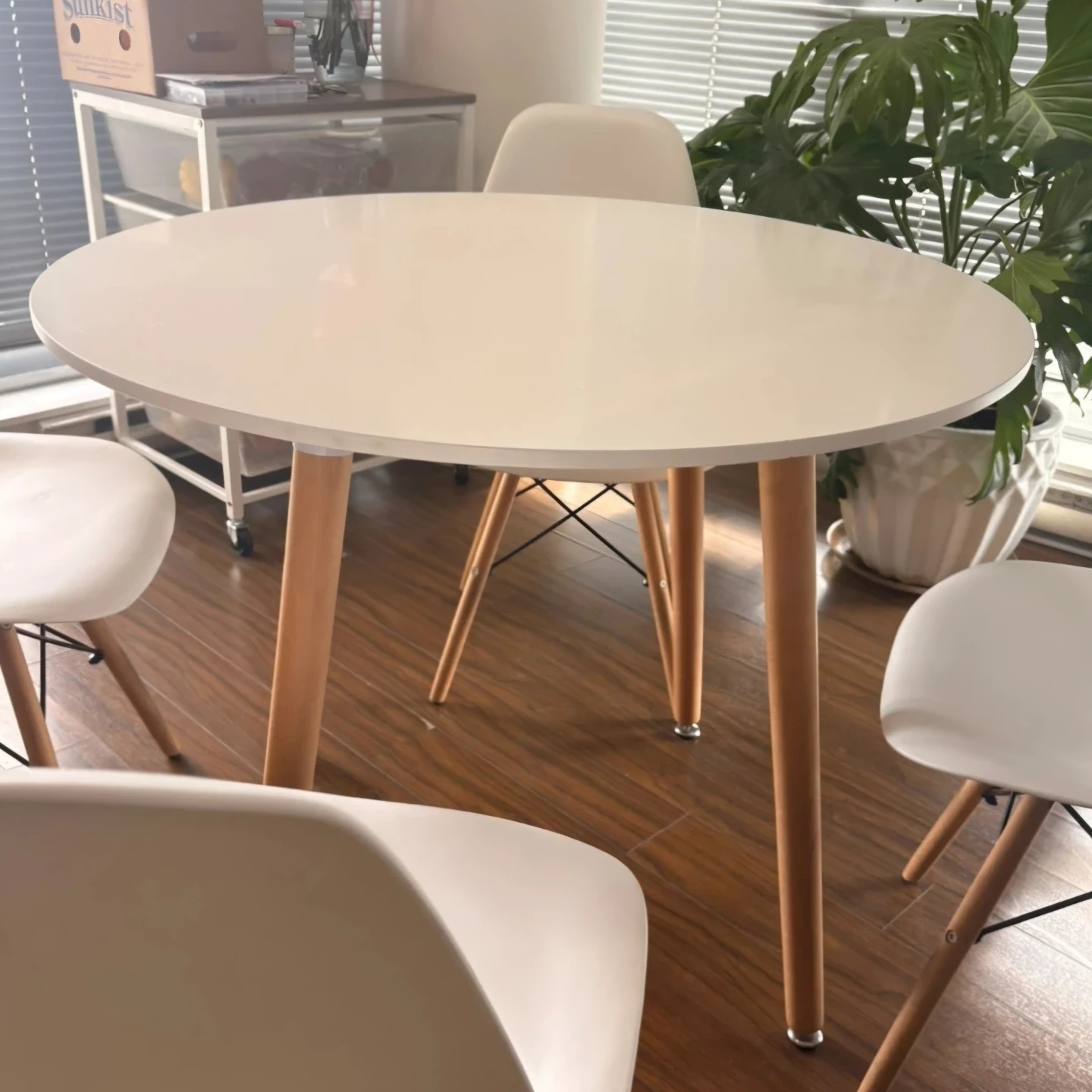 White Round Dining Table with Wooden Legs - photo 2