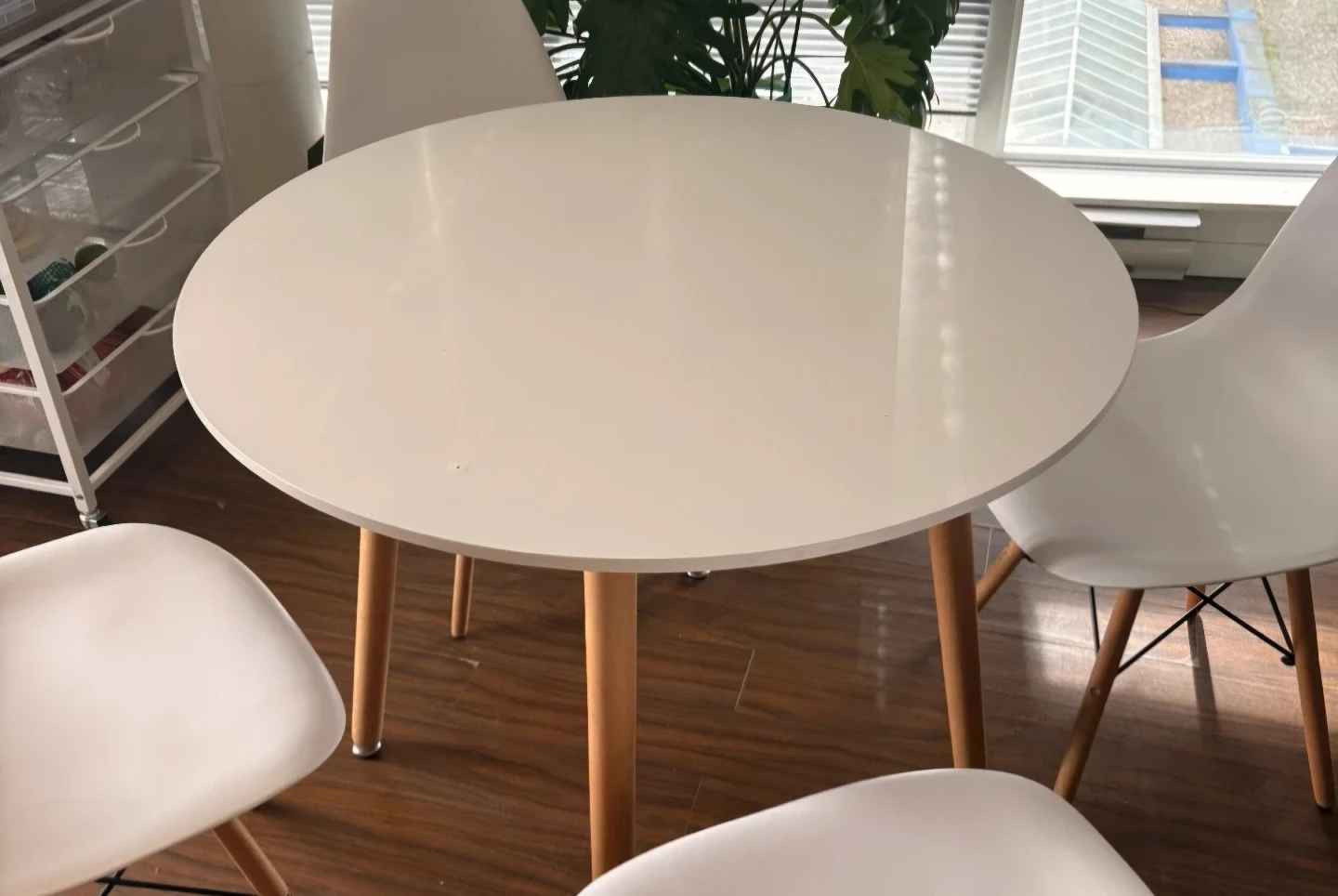 White Round Dining Table with Wooden Legs - photo 4
