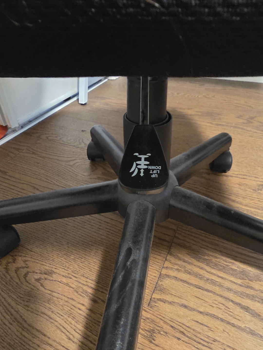 Black Mesh Office Chair - photo 2