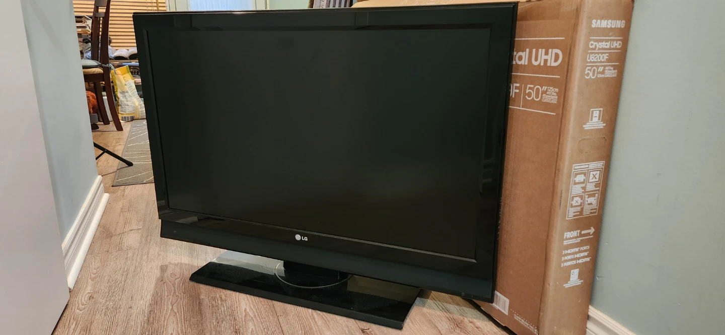 LG 45" TV - photo 2