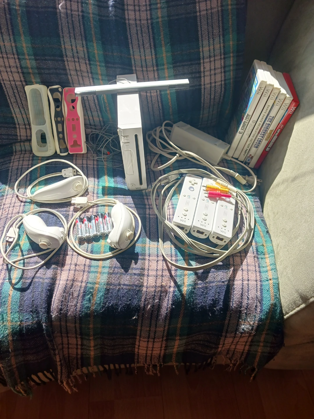 Nintendo Wii Console Bundle with Games and Controllers