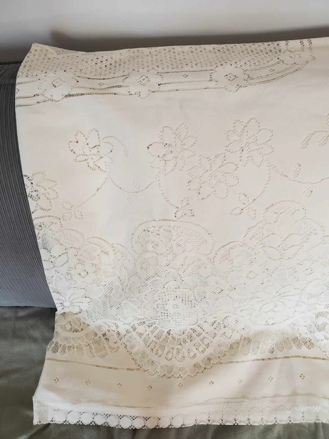 Large Oval Long Lace Tablecloth...Euc - photo 3