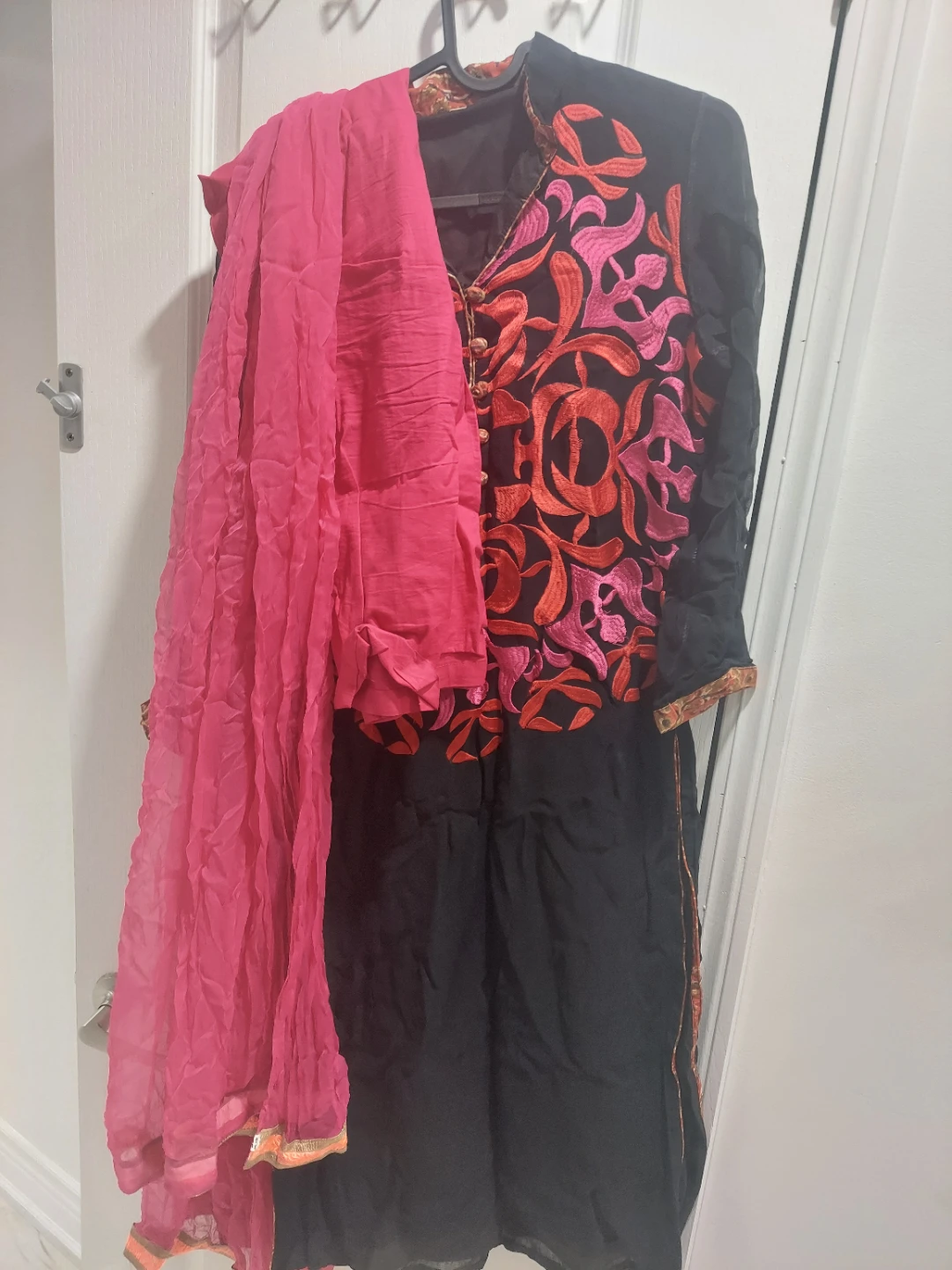 Black Kurti with Pink Dupatta - photo 4