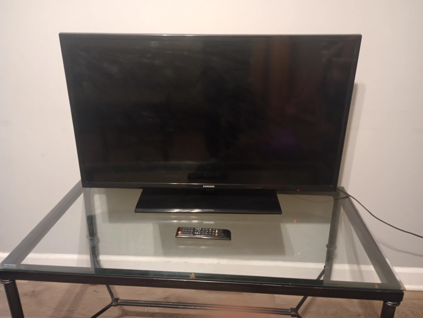 Samsung Flat Screen TV with Remote