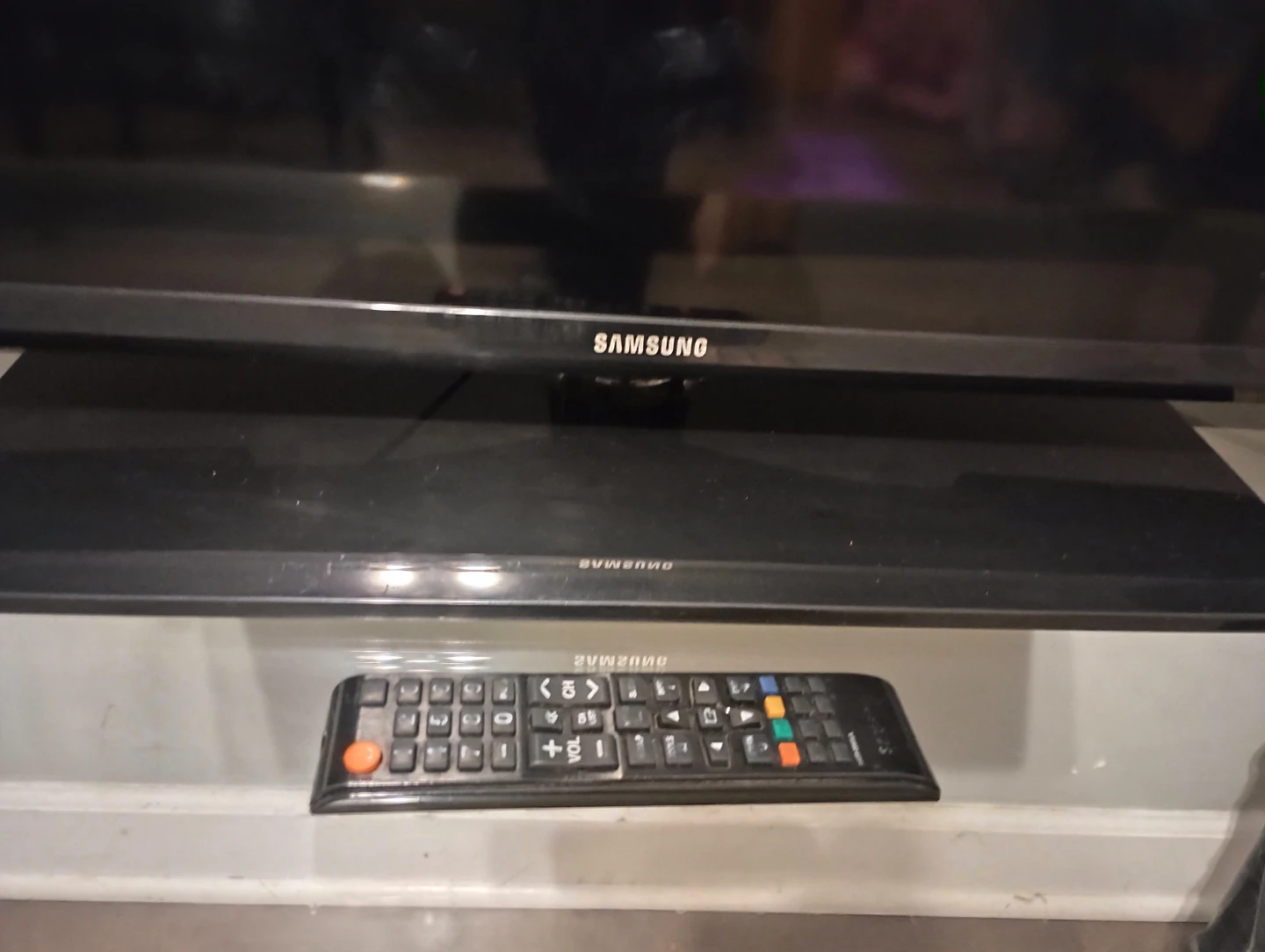 Samsung Flat Screen TV with Remote - photo 2